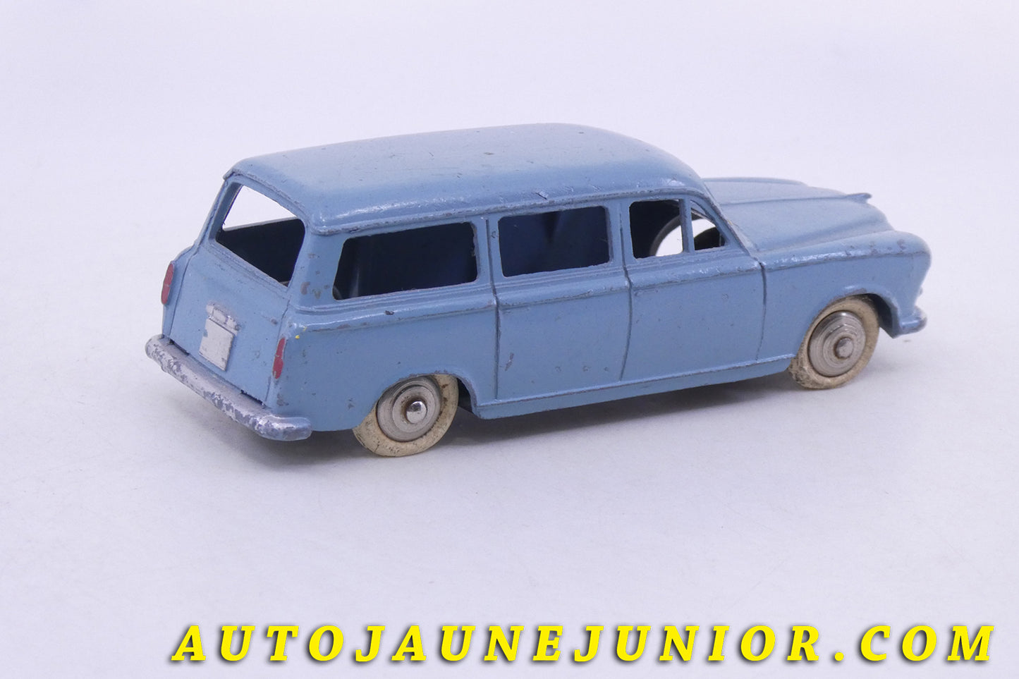 Le #2215 - Dinky Toys - Peugeot - 403 Familiale est en vente sur Auto Jaune Junior ! Découvrez nos collections de diecast Minialuxe, CIJ, C-I-J, JRD, J-R-D,  Matchbox, Majorette… AutoJauneJunior.com : le site de vente en ligne et de partage pour les passionés de miniatures et collectionneurs de jouets anciens ! Des centaines de modèles en vente, et des nouveautés mises en ligne chaque jour à 21h00 !