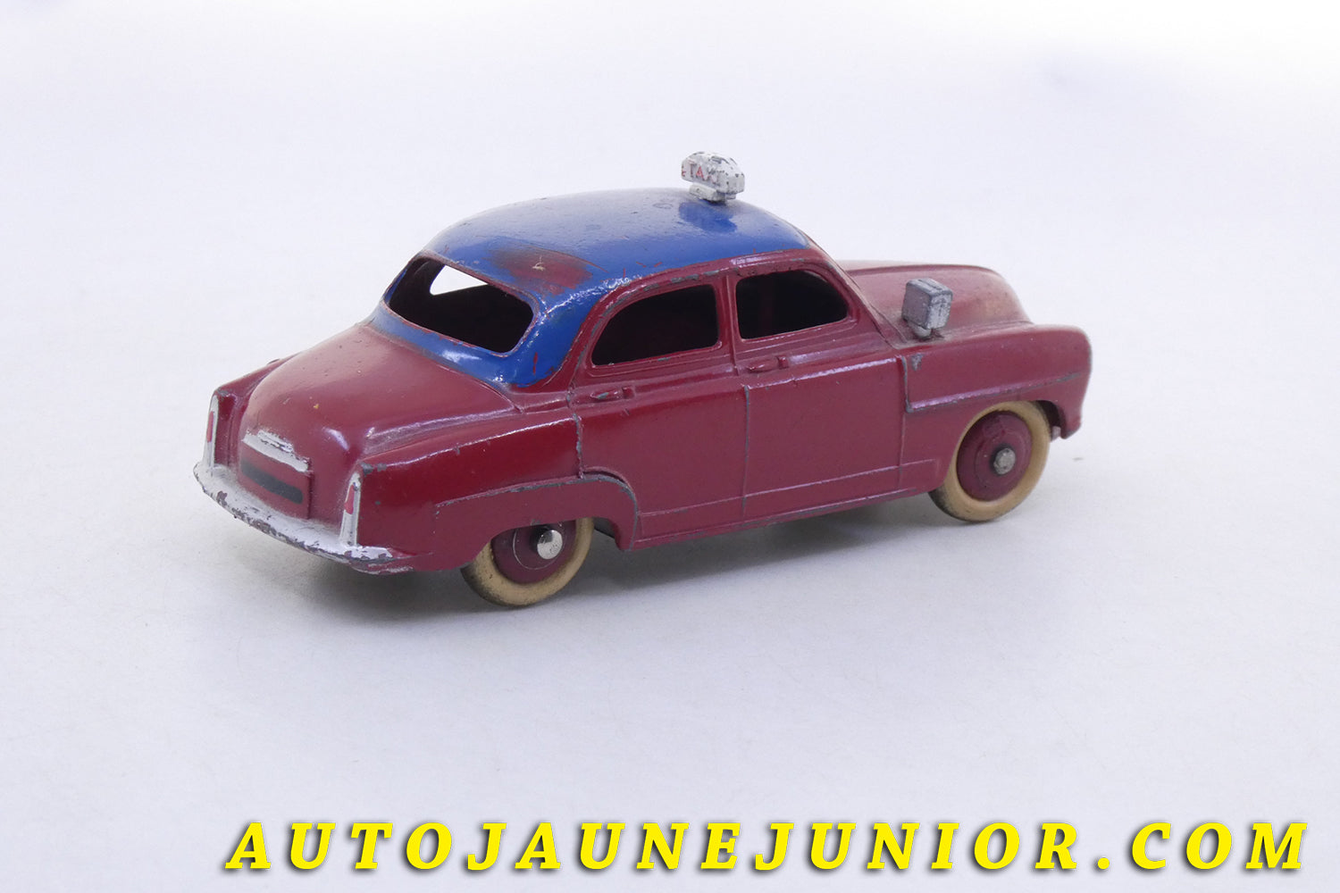 Le #2217 - Dinky Toys - Simca - Aronde Elysée taxi est en vente sur Auto Jaune Junior ! Découvrez nos collections de diecast Minialuxe, CIJ, C-I-J, JRD, J-R-D,  Matchbox, Majorette… AutoJauneJunior.com : le site de vente en ligne et de partage pour les passionés de miniatures et collectionneurs de jouets anciens ! Des centaines de modèles en vente, et des nouveautés mises en ligne chaque jour à 21h00 !