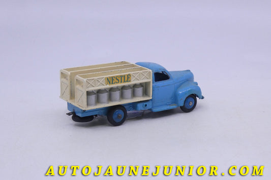 Le Dinky Toys Studebaker camion laitier Nestlé est en vente sur Auto Jaune Junior ! Découvrez nos collections de diecast Minialuxe, CIJ, C-I-J, JRD, J-R-D,  Matchbox, Majorette… AutoJauneJunior.com : LE site de partage pour les passionés de miniatures et collectionneurs de jouets anciens ! 