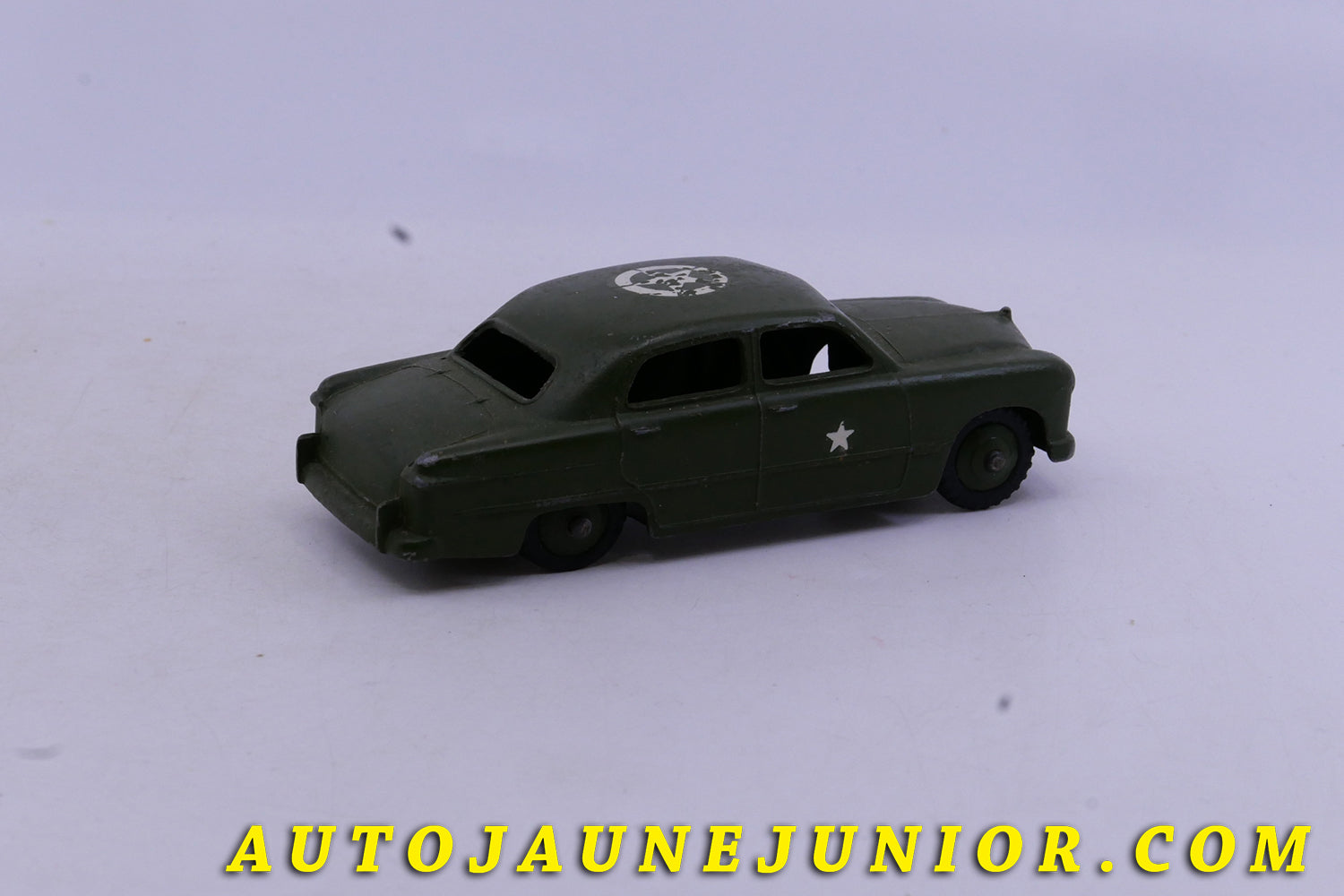 Le Dinky Toys Ford Fordor auto d'état major US est en vente sur Auto Jaune Junior ! Découvrez nos collections de diecast Minialuxe, CIJ, C-I-J, JRD, J-R-D,  Matchbox, Majorette… AutoJaune Junior ; AutoJauneJunior.com : LE site de partage pour les passionés de miniatures et collectionneurs de jouets anciens ! 