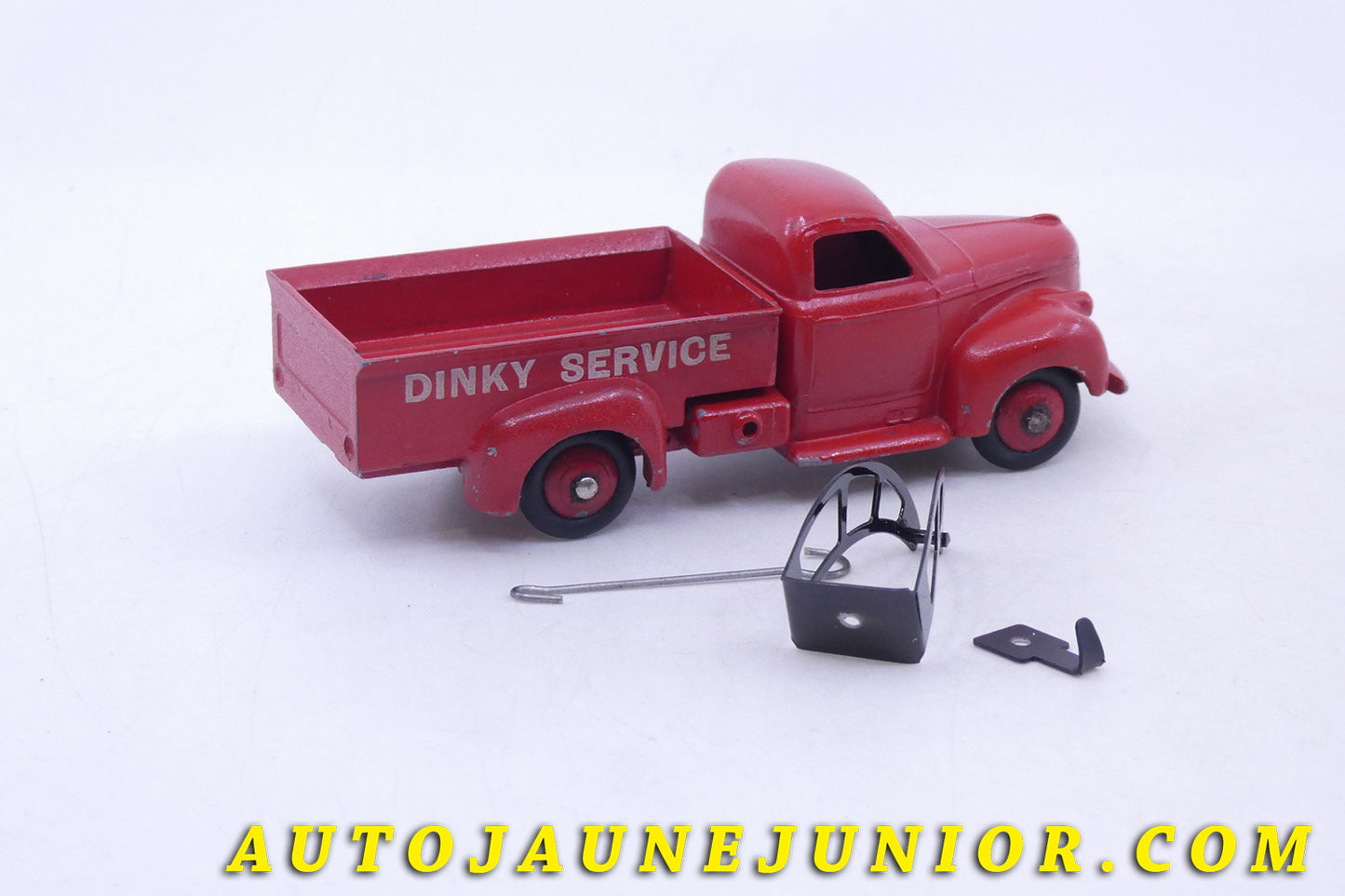 Le Dinky Toys Studebaker Camion dépanneuse "Dinky Service" est en vente sur Auto Jaune Junior ! Découvrez nos collections de diecast Minialuxe, CIJ, C-I-J, JRD, J-R-D,  Matchbox, Majorette… AutoJauneJunior.com : LE site de partage pour les passionés de miniatures et collectionneurs de jouets anciens ! 