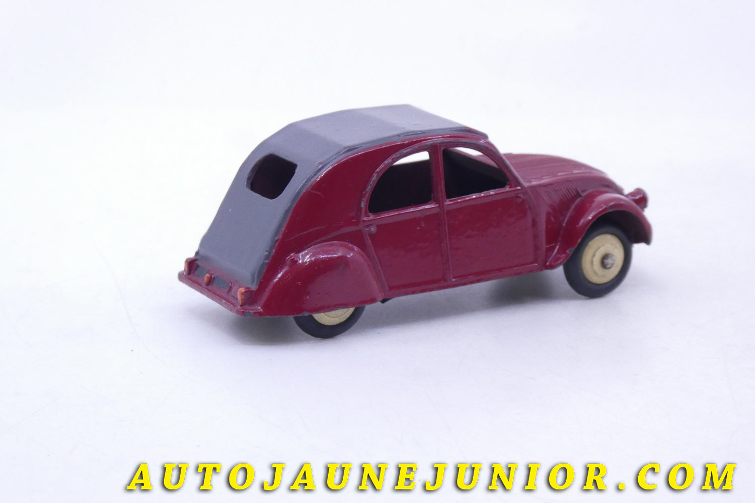 Le Dinky Toys Citroën 2cv 3 feux est en vente sur Auto Jaune Junior ! Découvrez nos collections de diecast Minialuxe, CIJ, C-I-J, JRD, J-R-D,  Matchbox, Majorette… AutoJaune Junior ; AutoJauneJunior.com : LE site de partage pour les passionés de miniatures et collectionneurs de jouets anciens ! 