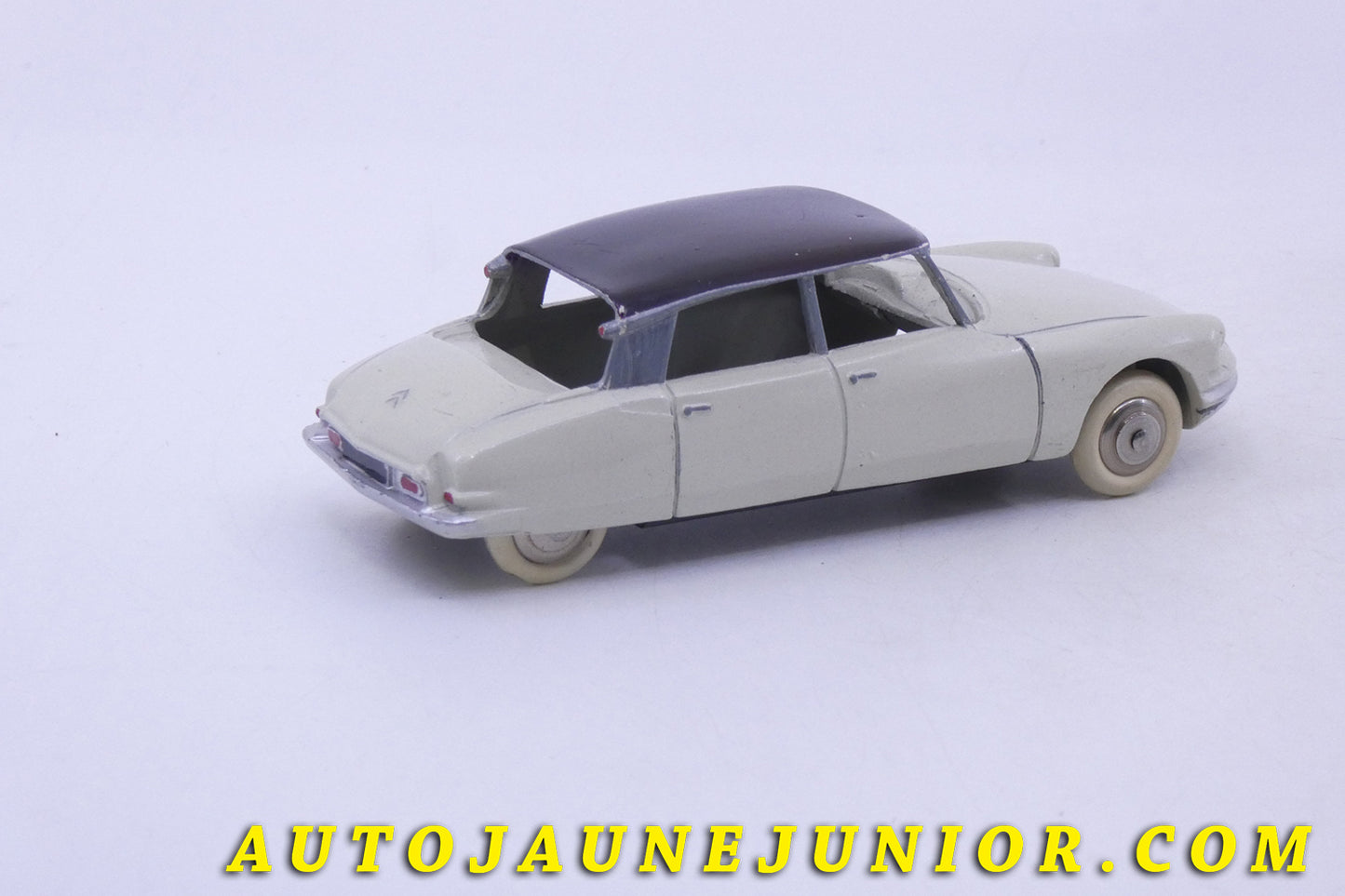 Le Dinky Toys Citroën DS19 est en vente sur Auto Jaune Junior ! Découvrez nos collections de diecast Minialuxe, CIJ, C-I-J, JRD, J-R-D,  Matchbox, Majorette… AutoJaune Junior ; AutoJauneJunior.com : LE site de partage pour les passionés de miniatures et collectionneurs de jouets anciens ! 