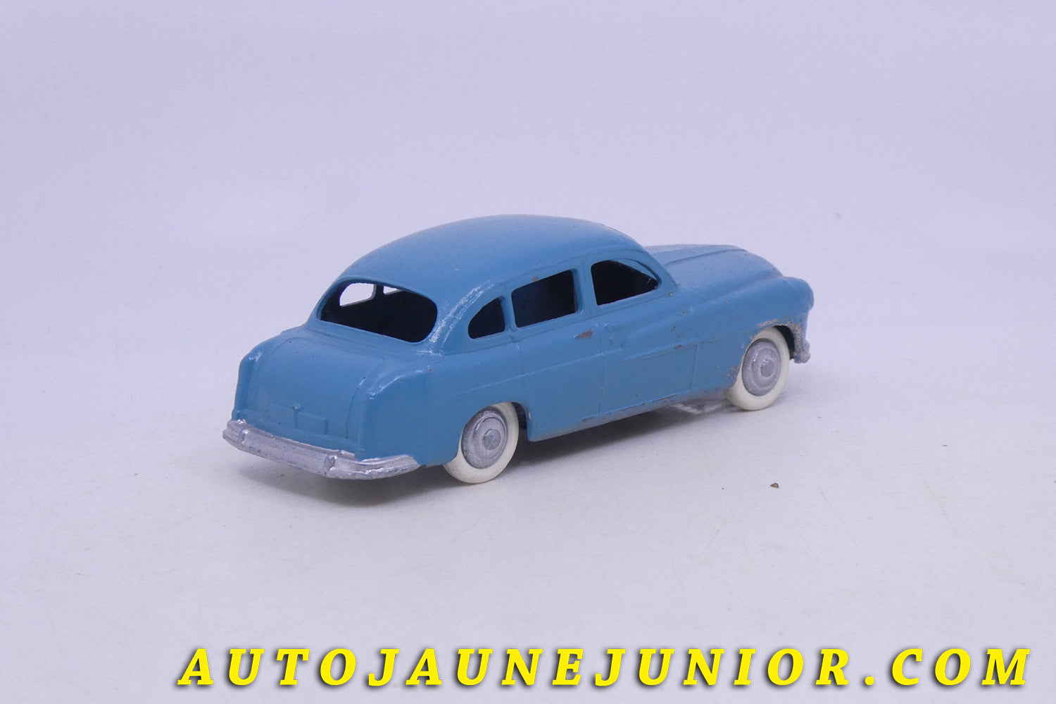 Le Dinky Toys Ford Vedette est en vente sur Auto Jaune Junior ! Découvrez nos collections de diecast Minialuxe, CIJ, C-I-J, JRD, J-R-D,  Matchbox, Majorette… AutoJaune Junior ; AutoJauneJunior.com : LE site de partage pour les passionés de miniatures et collectionneurs de jouets anciens ! 