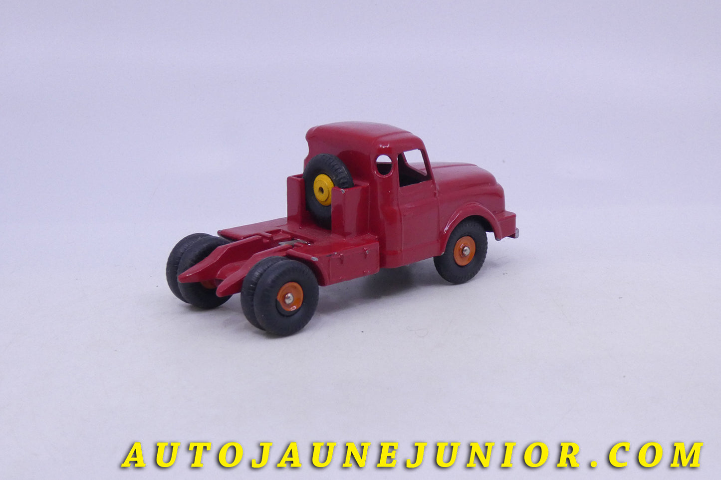 Le Dinky Toys Willeme Tracteur type 4 est en vente sur Auto Jaune Junior ! Découvrez nos collections de diecast Minialuxe, CIJ, C-I-J, JRD, J-R-D,  Matchbox, Majorette… AutoJaune Junior ; AutoJauneJunior.com : LE site de partage pour les passionés de miniatures et collectionneurs de jouets anciens ! 