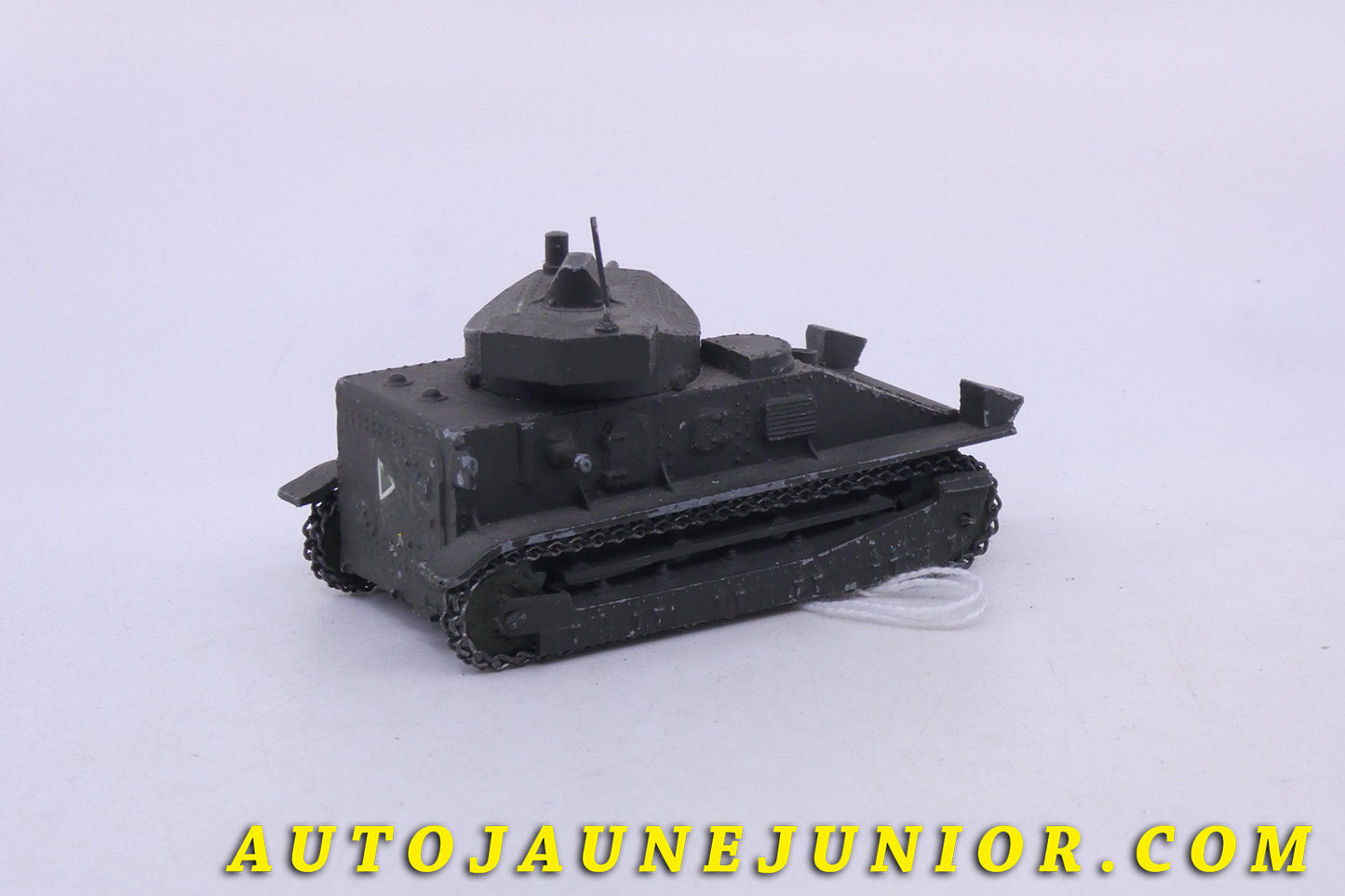 Le Dinky Toys Camion Light (léger) est en vente sur Auto Jaune Junior ! Découvrez nos collections de diecast Minialuxe, CIJ, C-I-J, JRD, J-R-D,  Matchbox, Majorette… AutoJaune Junior ; AutoJauneJunior.com : LE site de partage pour les passionés de miniatures et collectionneurs de jouets anciens ! 
