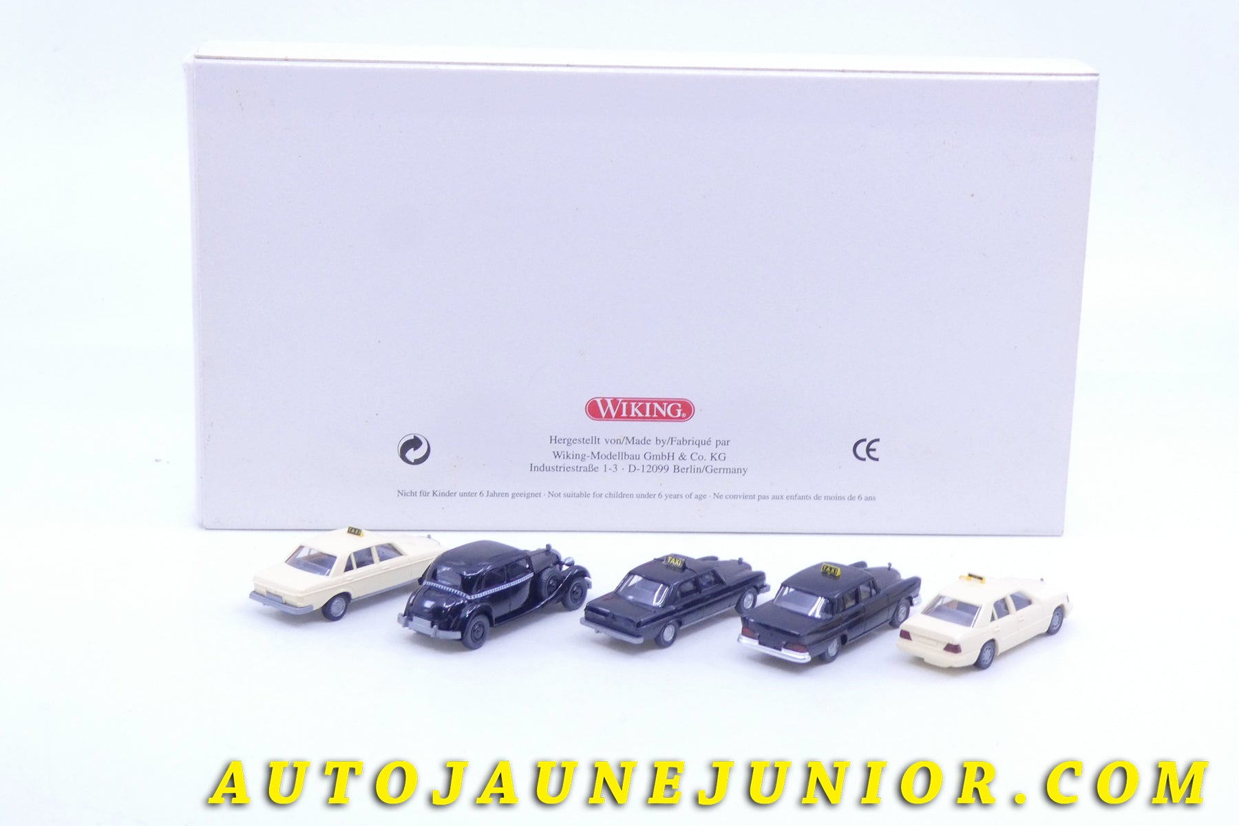 Le #2606 - Wiking - Mercedes - "coffret 100 ans de Taxi par Mercedes"  est en vente sur Auto Jaune Junior ! Découvrez nos collections de diecast Minialuxe, CIJ, C-I-J, JRD, J-R-D,  Matchbox, Majorette… AutoJauneJunior.com : le site de vente en ligne et de partage pour les passionés de miniatures et collectionneurs de jouets anciens ! Des centaines de modèles en vente, et des nouveautés mises en ligne chaque jour à 21h00 !