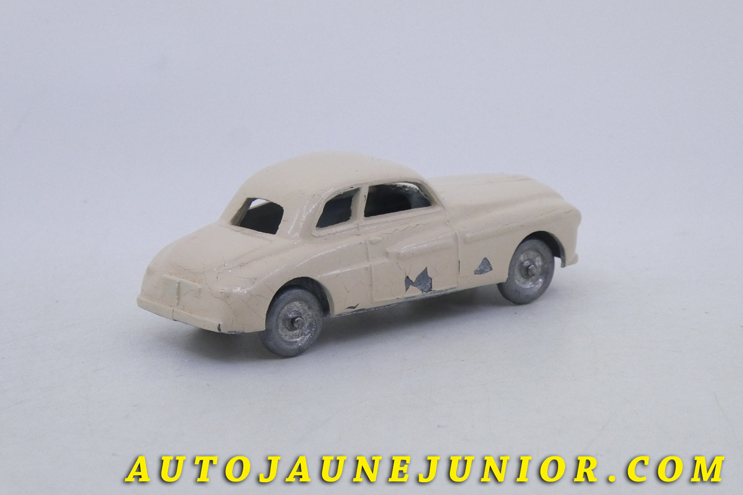 Le Solido Ford Vedette coupé est en vente sur Auto Jaune Junior ! Découvrez nos collections de diecast Minialuxe, CIJ, C-I-J, JRD, J-R-D,  Matchbox, Majorette… AutoJaune Junior ; AutoJauneJunior.com : LE site de partage pour les passionés de miniatures et collectionneurs de jouets anciens ! 