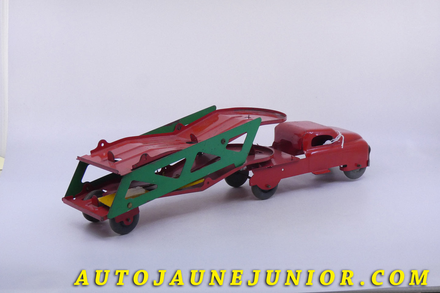 Le Banner (à confirmer ! ) Camion - Semi Remorque Porte auto (à frictions est en vente sur Auto Jaune Junior ! Découvrez nos collections de diecast Minialuxe, CIJ, C-I-J, JRD, J-R-D,  Matchbox, Majorette… AutoJaune Junior ; AutoJauneJunior.com : LE site de partage pour les passionés de miniatures et collectionneurs de jouets anciens ! 