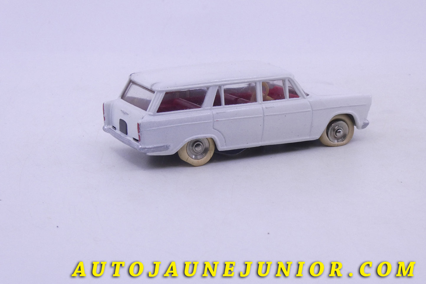 Le Dinky Toys Fiat 1800  Afrique du Sud  est en vente sur Auto Jaune Junior ! Découvrez nos collections de diecast Minialuxe, CIJ, C-I-J, JRD, J-R-D,  Matchbox, Majorette… AutoJaune Junior ; AutoJauneJunior.com : LE site de partage pour les passionés de miniatures et collectionneurs de jouets anciens ! 