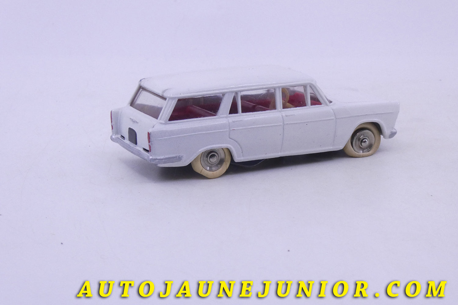 Le Dinky Toys Fiat 1800  Afrique du Sud  est en vente sur Auto Jaune Junior ! Découvrez nos collections de diecast Minialuxe, CIJ, C-I-J, JRD, J-R-D,  Matchbox, Majorette… AutoJaune Junior ; AutoJauneJunior.com : LE site de partage pour les passionés de miniatures et collectionneurs de jouets anciens ! 