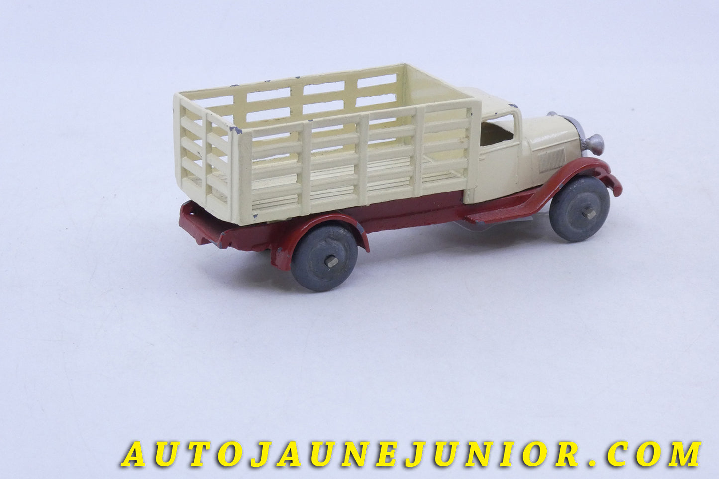 Le Dinky Toys Camion Ridelles ajourées est en vente sur Auto Jaune Junior ! Découvrez nos collections de diecast Minialuxe, CIJ, C-I-J, JRD, J-R-D,  Matchbox, Majorette… AutoJaune Junior ; AutoJauneJunior.com : LE site de partage pour les passionés de miniatures et collectionneurs de jouets anciens ! 