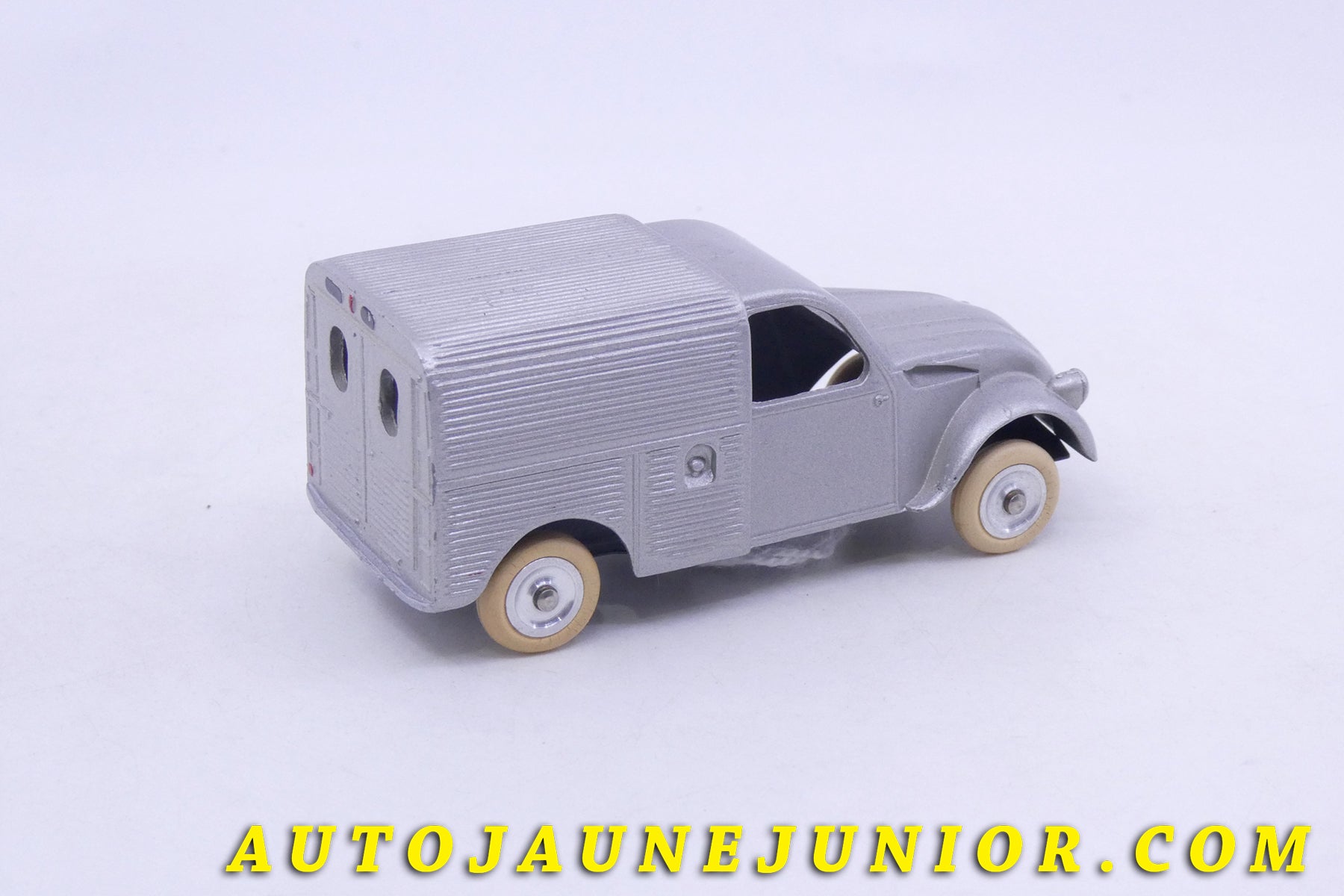 Le JRD Citroën 2cv'61 camionnette est en vente sur Auto Jaune Junior ! Découvrez nos collections de diecast Minialuxe, CIJ, C-I-J, JRD, J-R-D,  Matchbox, Majorette… AutoJaune Junior ; AutoJauneJunior.com : LE site de partage pour les passionés de miniatures et collectionneurs de jouets anciens ! 