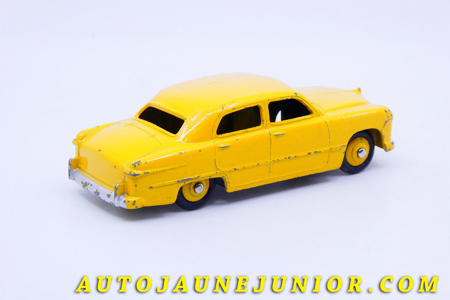 Le #3415 - Dinky Toys - Ford - Fordor (Type 1 Unicolore) est en vente sur Auto Jaune Junior ! Découvrez nos collections de diecast Minialuxe, CIJ, C-I-J, JRD, J-R-D,  Matchbox, Majorette… AutoJauneJunior.com : le site de vente en ligne et de partage pour les passionés de miniatures et collectionneurs de jouets anciens ! Des centaines de modèles en vente, et des nouveautés mises en ligne chaque jour à 21h00 !