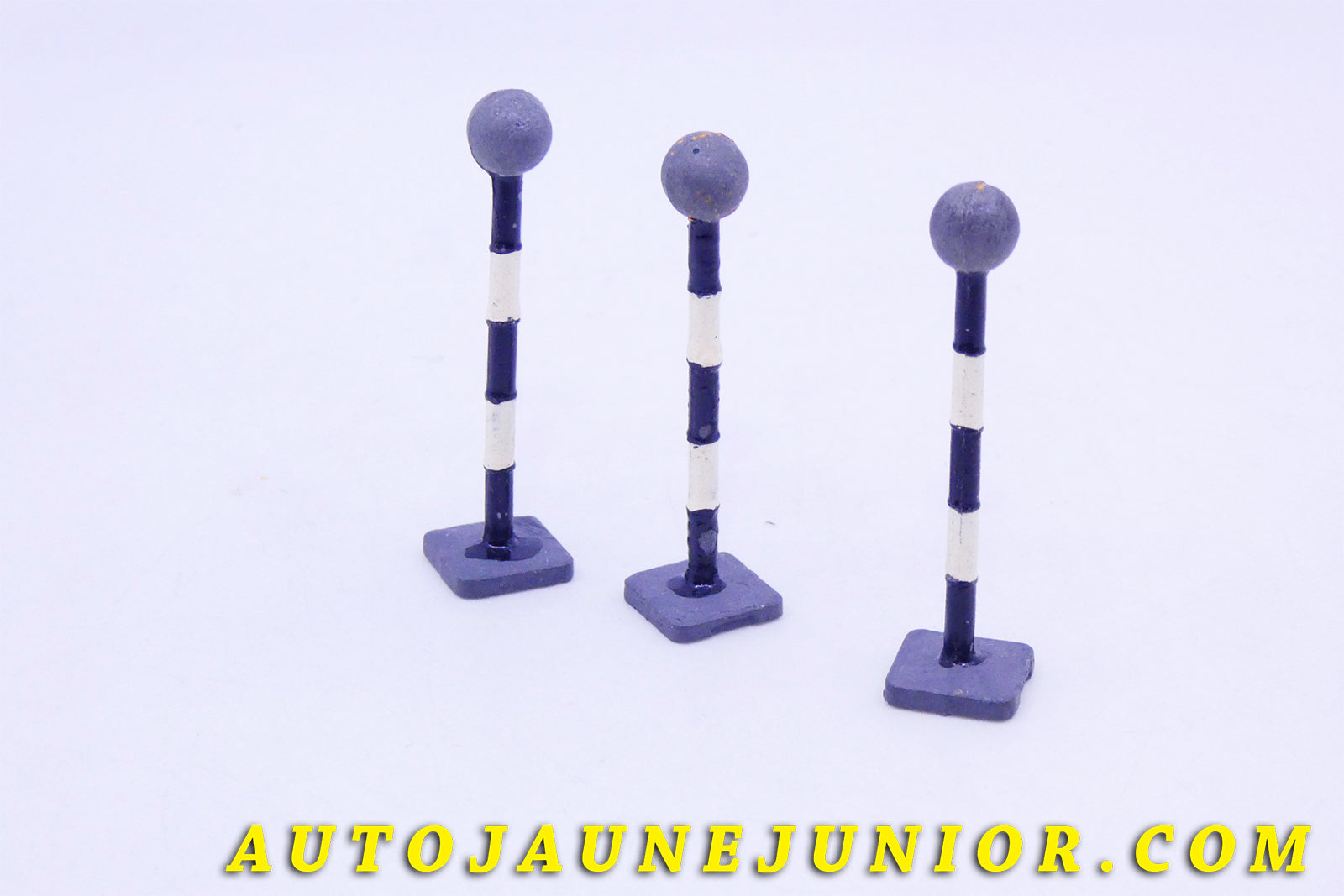 Le #3423 - GB - Panneaux - Lot de 3 Belisha Beacon est en vente sur Auto Jaune Junior ! Découvrez nos collections de diecast Minialuxe, CIJ, C-I-J, JRD, J-R-D,  Matchbox, Majorette… AutoJauneJunior.com : le site de vente en ligne et de partage pour les passionés de miniatures et collectionneurs de jouets anciens ! Des centaines de modèles en vente, et des nouveautés mises en ligne chaque jour à 21h00 !