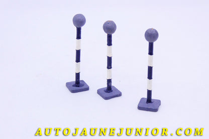 Le #3423 - GB - Panneaux - Lot de 3 Belisha Beacon est en vente sur Auto Jaune Junior ! Découvrez nos collections de diecast Minialuxe, CIJ, C-I-J, JRD, J-R-D,  Matchbox, Majorette… AutoJauneJunior.com : le site de vente en ligne et de partage pour les passionés de miniatures et collectionneurs de jouets anciens ! Des centaines de modèles en vente, et des nouveautés mises en ligne chaque jour à 21h00 !