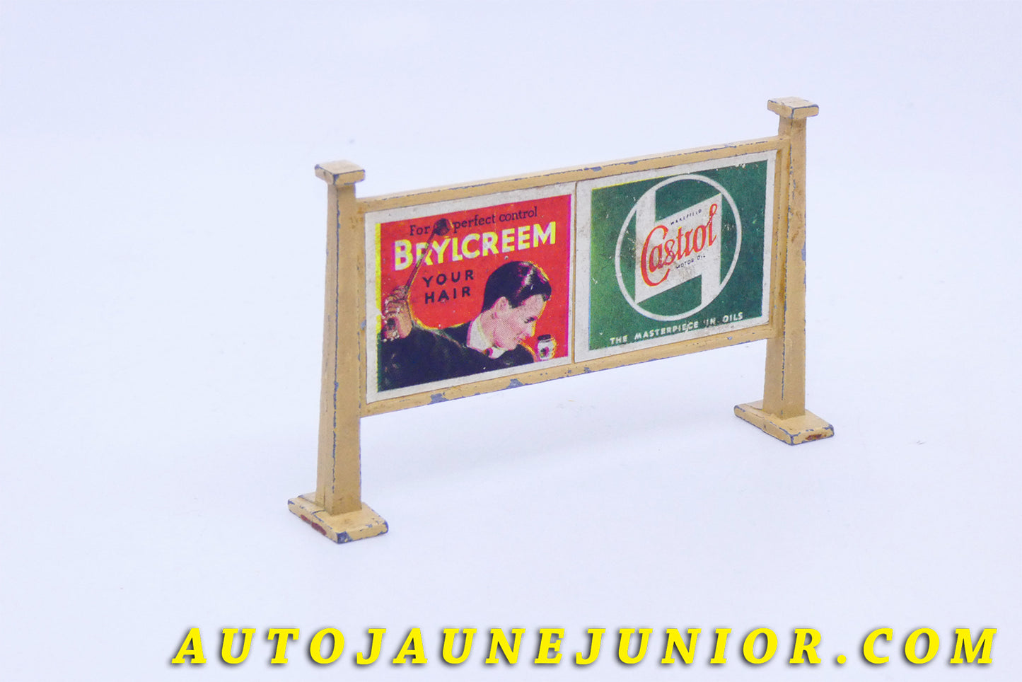 Le #3427 - Hornby - Accessoire - Panneau Publicitaire "Raleigh" - 'Castrol"  est en vente sur Auto Jaune Junior ! Découvrez nos collections de diecast Minialuxe, CIJ, C-I-J, JRD, J-R-D,  Matchbox, Majorette… AutoJauneJunior.com : le site de vente en ligne et de partage pour les passionés de miniatures et collectionneurs de jouets anciens ! Des centaines de modèles en vente, et des nouveautés mises en ligne chaque jour à 21h00 !
