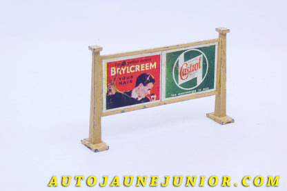 Le #3427 - Hornby - Accessoire - Panneau Publicitaire "Raleigh" - 'Castrol"  est en vente sur Auto Jaune Junior ! Découvrez nos collections de diecast Minialuxe, CIJ, C-I-J, JRD, J-R-D,  Matchbox, Majorette… AutoJauneJunior.com : le site de vente en ligne et de partage pour les passionés de miniatures et collectionneurs de jouets anciens ! Des centaines de modèles en vente, et des nouveautés mises en ligne chaque jour à 21h00 !
