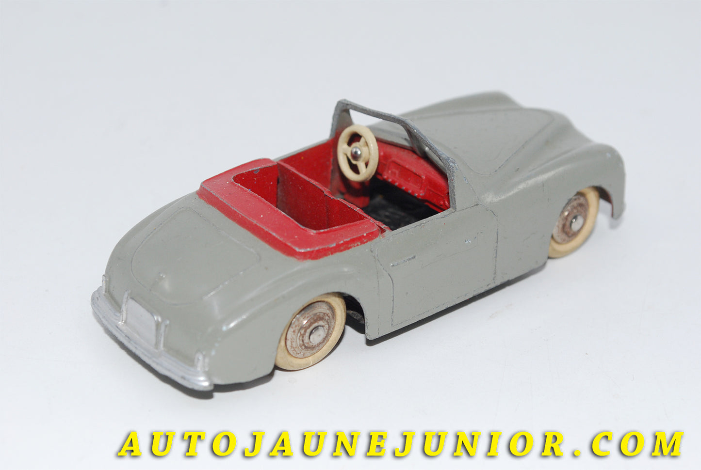 Le #3446 - Dinky Toys - Simca - 8 Sport Type 1b ( Pare brise fin E jantes chromée) est en vente sur Auto Jaune Junior ! Découvrez nos collections de diecast Minialuxe, CIJ, C-I-J, JRD, J-R-D,  Matchbox, Majorette… AutoJauneJunior.com : le site de vente en ligne et de partage pour les passionés de miniatures et collectionneurs de jouets anciens ! Des centaines de modèles en vente, et des nouveautés mises en ligne chaque jour à 21h00 !