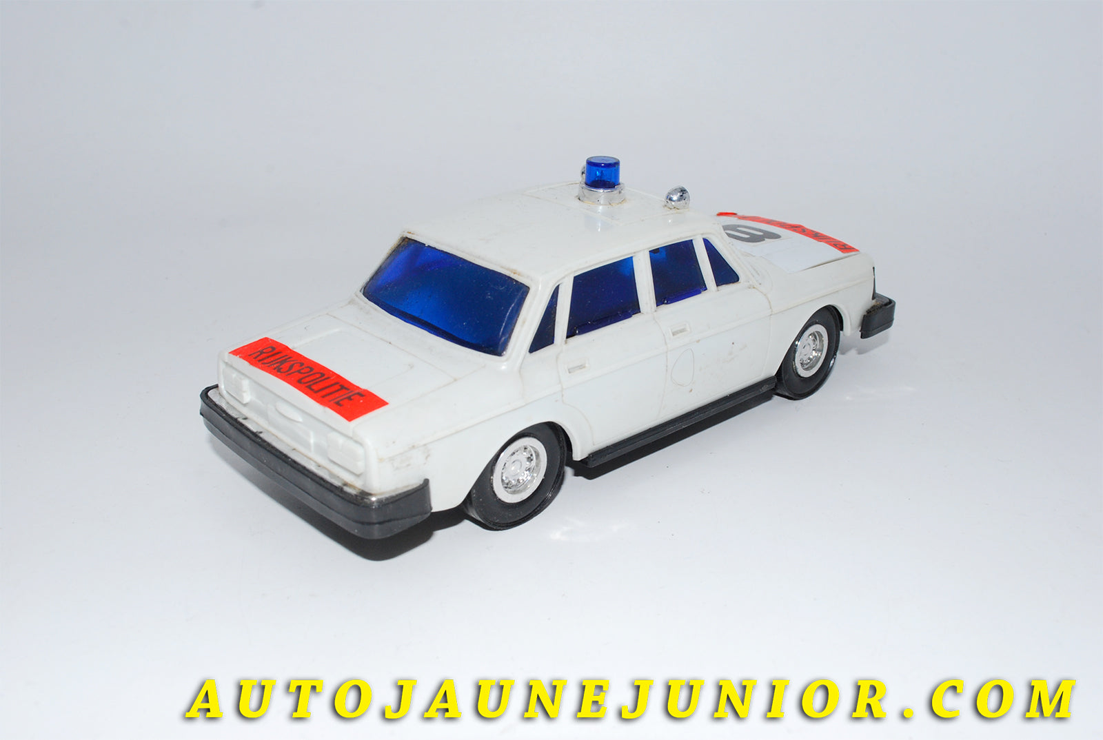 Le #3460 - Lucky - Volvo - 244 Police Hollandaise est en vente sur Auto Jaune Junior ! Découvrez nos collections de diecast Minialuxe, CIJ, C-I-J, JRD, J-R-D,  Matchbox, Majorette… AutoJauneJunior.com : le site de vente en ligne et de partage pour les passionés de miniatures et collectionneurs de jouets anciens ! Des centaines de modèles en vente, et des nouveautés mises en ligne chaque jour à 21h00 !