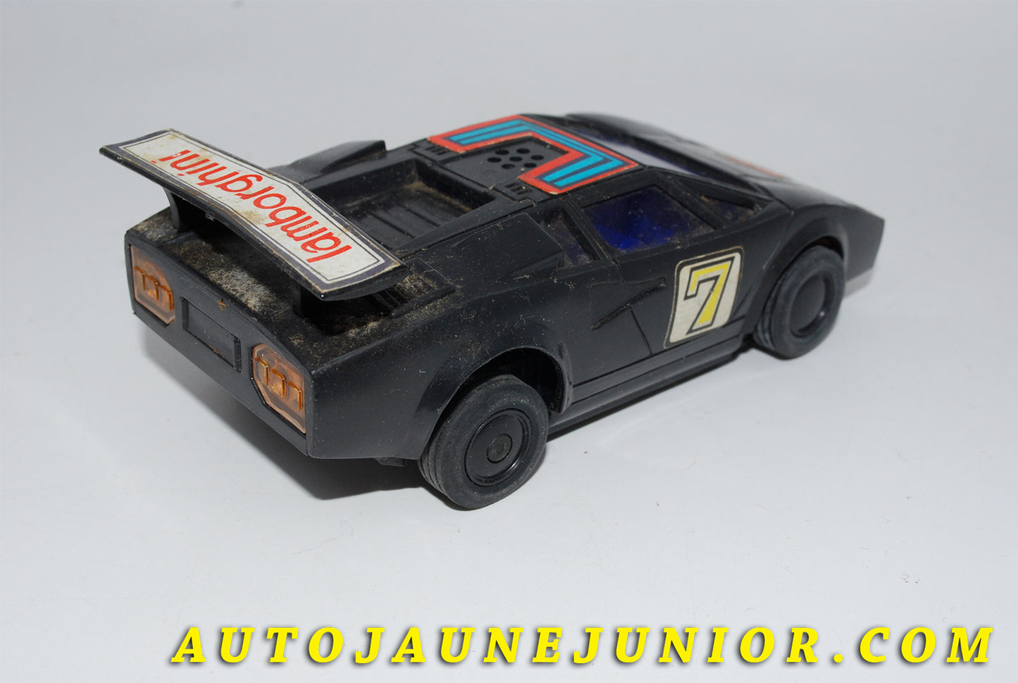 Le #3468 - Singapour - Lamborghini - Countach LP400 est en vente sur Auto Jaune Junior ! Découvrez nos collections de diecast Minialuxe, CIJ, C-I-J, JRD, J-R-D,  Matchbox, Majorette… AutoJauneJunior.com : le site de vente en ligne et de partage pour les passionés de miniatures et collectionneurs de jouets anciens ! Des centaines de modèles en vente, et des nouveautés mises en ligne chaque jour à 21h00 !
