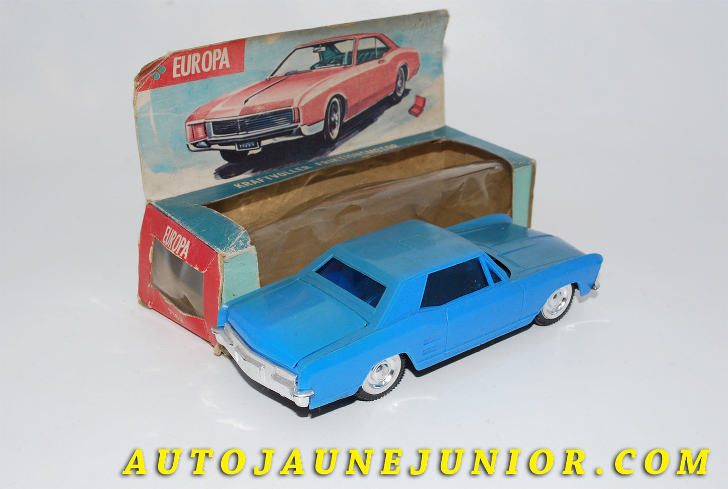 Le #3472 - Lucky Toys / Europa - Buick - Riviera Coupé (à friction) - Pour export en Allemagne est en vente sur Auto Jaune Junior ! Découvrez nos collections de diecast Minialuxe, CIJ, C-I-J, JRD, J-R-D,  Matchbox, Majorette… AutoJauneJunior.com : le site de vente en ligne et de partage pour les passionés de miniatures et collectionneurs de jouets anciens ! Des centaines de modèles en vente, et des nouveautés mises en ligne chaque jour à 21h00 !