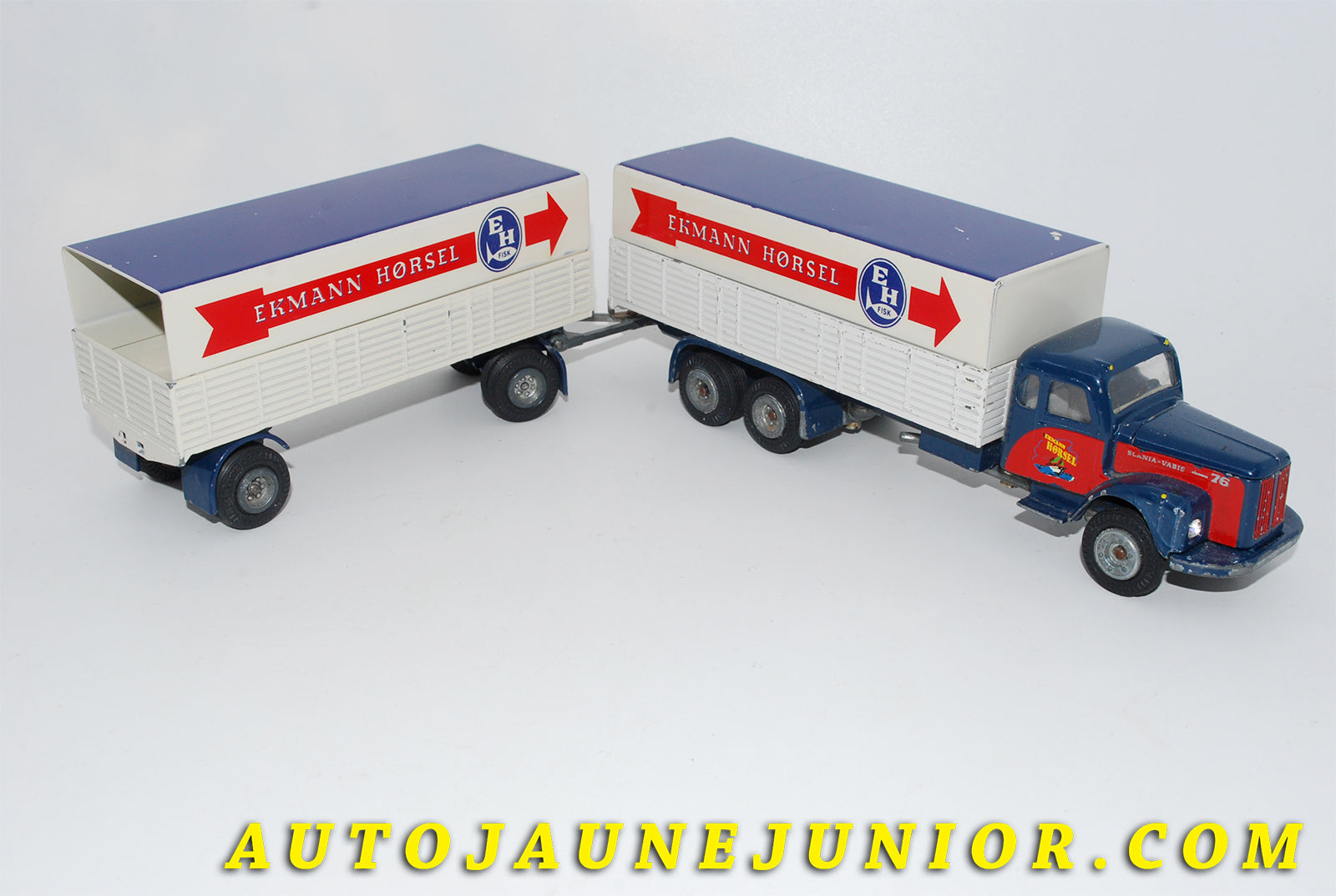 Le #3473 - Tekno - Scania - 76 ridelles bâché Ekmann Horsel avec remorque est en vente sur Auto Jaune Junior ! Découvrez nos collections de diecast Minialuxe, CIJ, C-I-J, JRD, J-R-D,  Matchbox, Majorette… AutoJauneJunior.com : le site de vente en ligne et de partage pour les passionés de miniatures et collectionneurs de jouets anciens ! Des centaines de modèles en vente, et des nouveautés mises en ligne chaque jour à 21h00 !