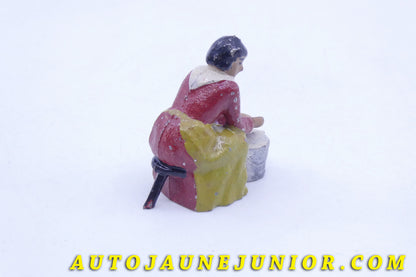 Le #3613 - France (PH) - Personnage - Paysanne est en vente sur Auto Jaune Junior ! Découvrez nos collections de diecast Minialuxe, CIJ, C-I-J, JRD, J-R-D,  Matchbox, Majorette… AutoJauneJunior.com : le site de vente en ligne et de partage pour les passionés de miniatures et collectionneurs de jouets anciens ! Des centaines de modèles en vente, et des nouveautés mises en ligne chaque jour à 21h00 !