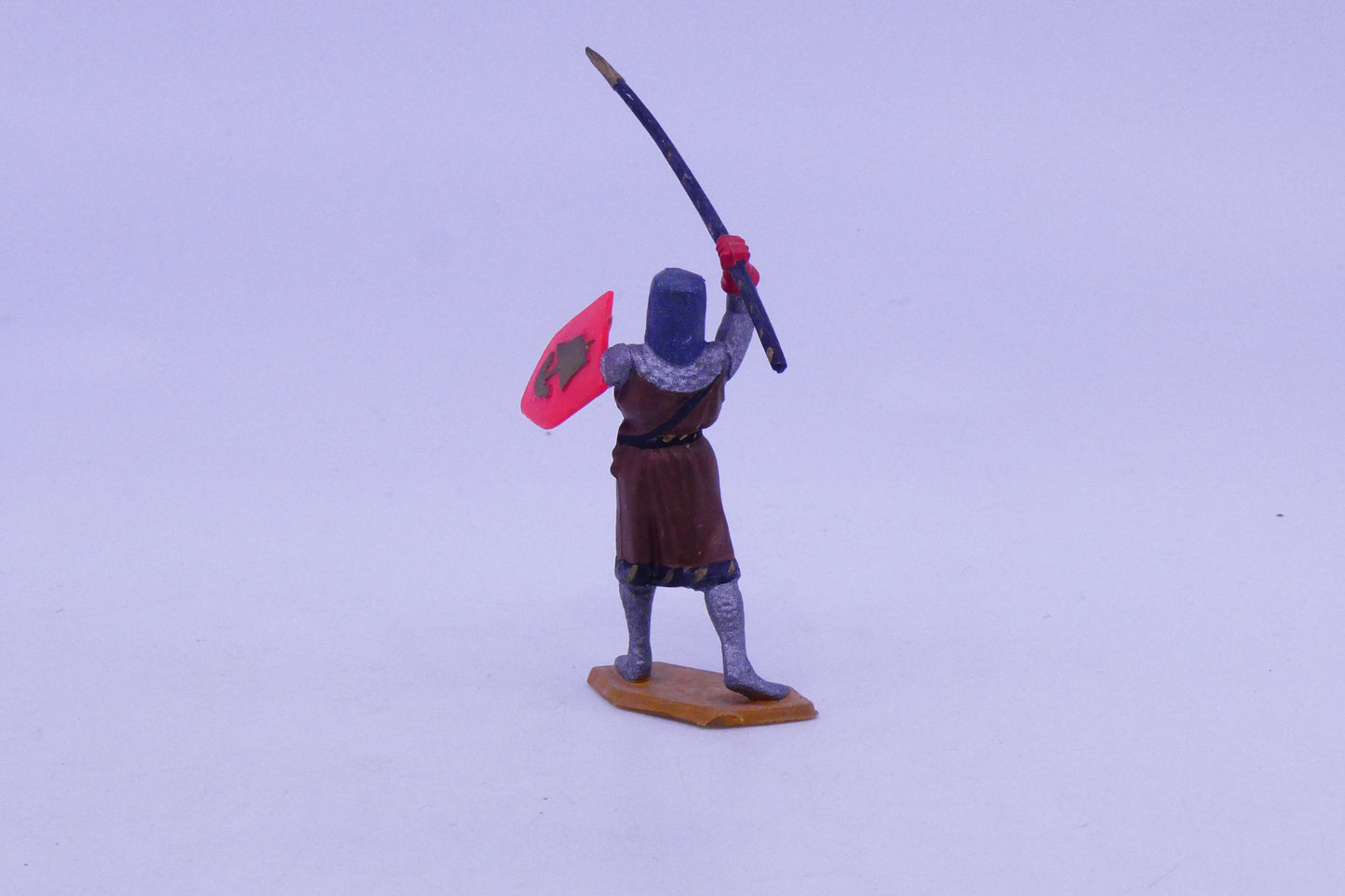 Le #3635 - Starlux - Figurine - Chevalier armé d’un sabre courbe et d’un petit bouclier héraldique. est en vente sur Auto Jaune Junior ! Découvrez nos collections de diecast Minialuxe, CIJ, C-I-J, JRD, J-R-D,  Matchbox, Majorette… AutoJauneJunior.com : le site de vente en ligne et de partage pour les passionés de miniatures et collectionneurs de jouets anciens ! Des centaines de modèles en vente, et des nouveautés mises en ligne chaque jour à 21h00 !