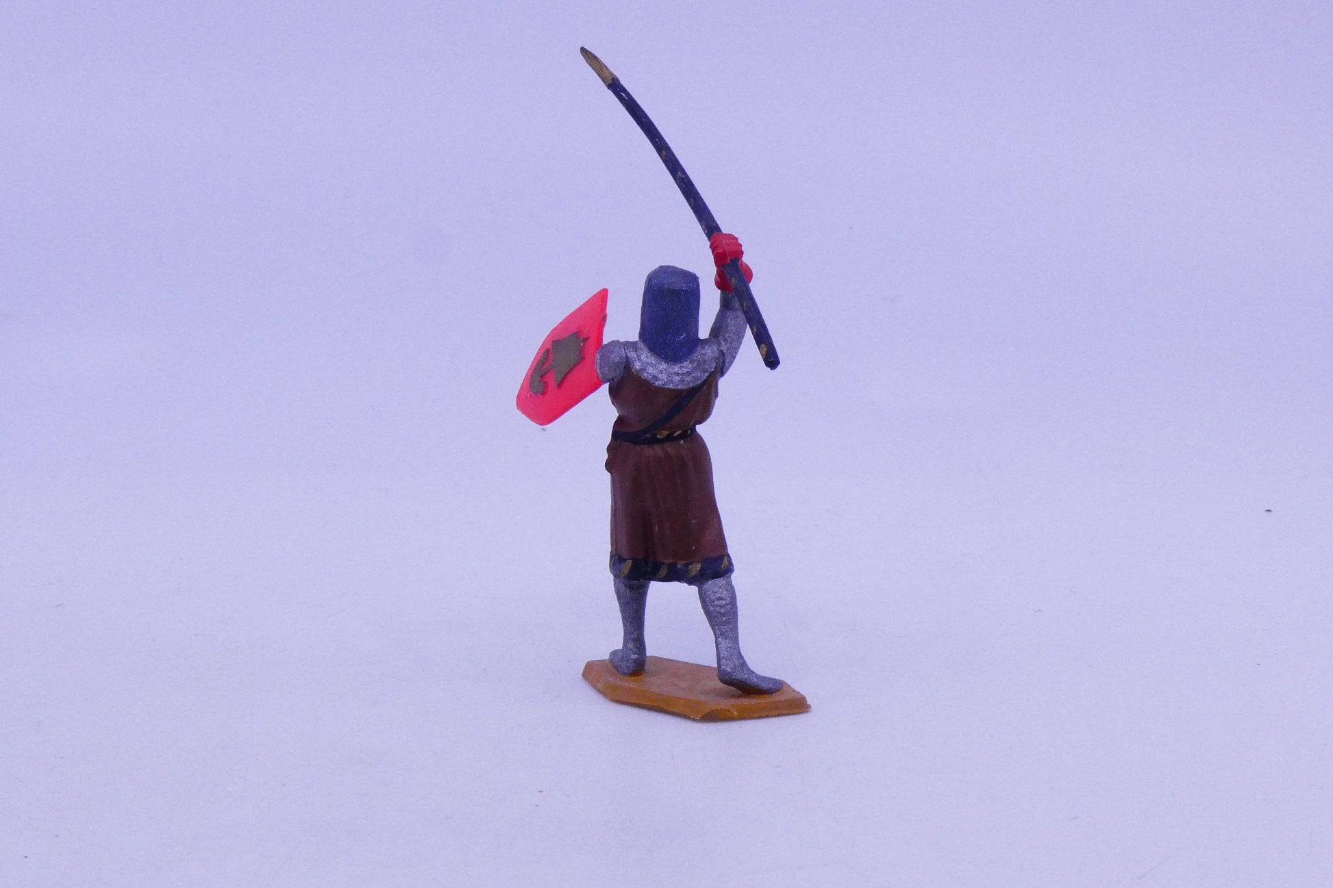 Le #3635 - Starlux - Figurine - Chevalier armé d’un sabre courbe et d’un petit bouclier héraldique. est en vente sur Auto Jaune Junior ! Découvrez nos collections de diecast Minialuxe, CIJ, C-I-J, JRD, J-R-D,  Matchbox, Majorette… AutoJauneJunior.com : le site de vente en ligne et de partage pour les passionés de miniatures et collectionneurs de jouets anciens ! Des centaines de modèles en vente, et des nouveautés mises en ligne chaque jour à 21h00 !