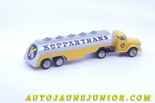 Le Tekno Volvo N88 Titan Semi remorque citerne "Koppartrans" (Transformation) est en vente sur Auto Jaune Junior ! Découvrez nos collections de diecast Minialuxe, CIJ, C-I-J, JRD, J-R-D,  Matchbox, Majorette… AutoJaune Junior ; AutoJauneJunior.com : LE site de partage pour les passionés de miniatures et collectionneurs de jouets anciens ! 