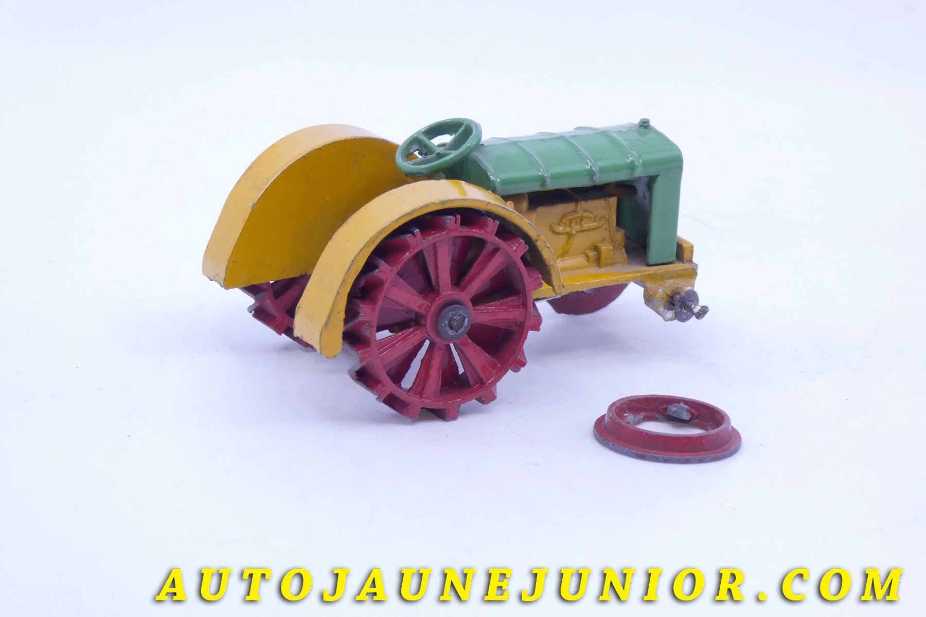 Le Dinky Toys Fordson Tracteur Agricole est en vente sur Auto Jaune Junior ! Découvrez nos collections de diecast Minialuxe, CIJ, C-I-J, JRD, J-R-D,  Matchbox, Majorette… AutoJaune Junior ; AutoJauneJunior.com : LE site de partage pour les passionés de miniatures et collectionneurs de jouets anciens ! 