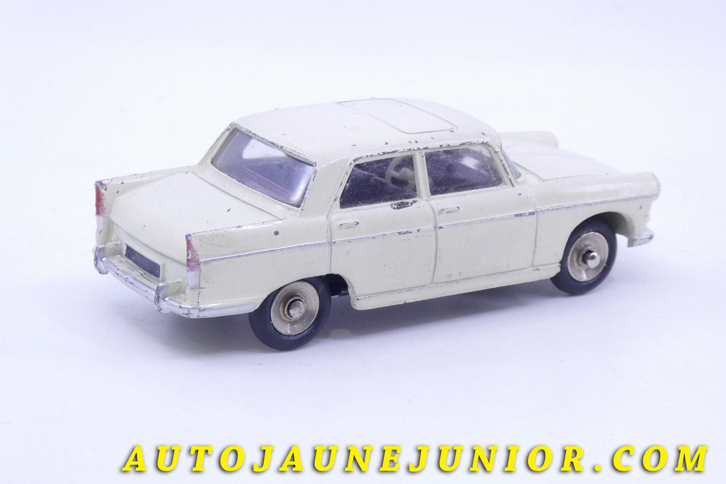Le #3721 - Dinky Toys - Peugeot - 404 berline est en vente sur Auto Jaune Junior ! Découvrez nos collections de diecast Minialuxe, CIJ, C-I-J, JRD, J-R-D,  Matchbox, Majorette… AutoJauneJunior.com : le site de vente en ligne et de partage pour les passionés de miniatures et collectionneurs de jouets anciens ! Des centaines de modèles en vente, et des nouveautés mises en ligne chaque jour à 21h00 !