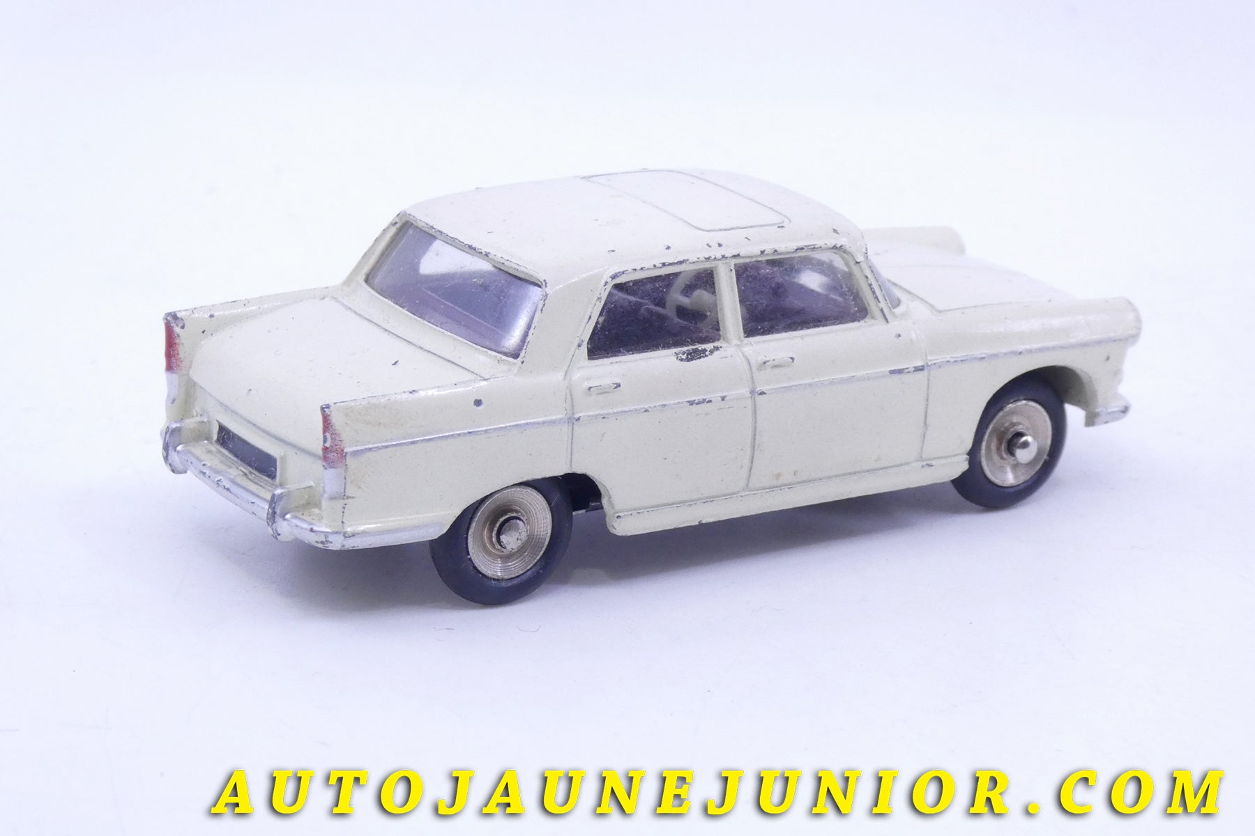 Le #3721 - Dinky Toys - Peugeot - 404 berline est en vente sur Auto Jaune Junior ! Découvrez nos collections de diecast Minialuxe, CIJ, C-I-J, JRD, J-R-D,  Matchbox, Majorette… AutoJauneJunior.com : le site de vente en ligne et de partage pour les passionés de miniatures et collectionneurs de jouets anciens ! Des centaines de modèles en vente, et des nouveautés mises en ligne chaque jour à 21h00 !