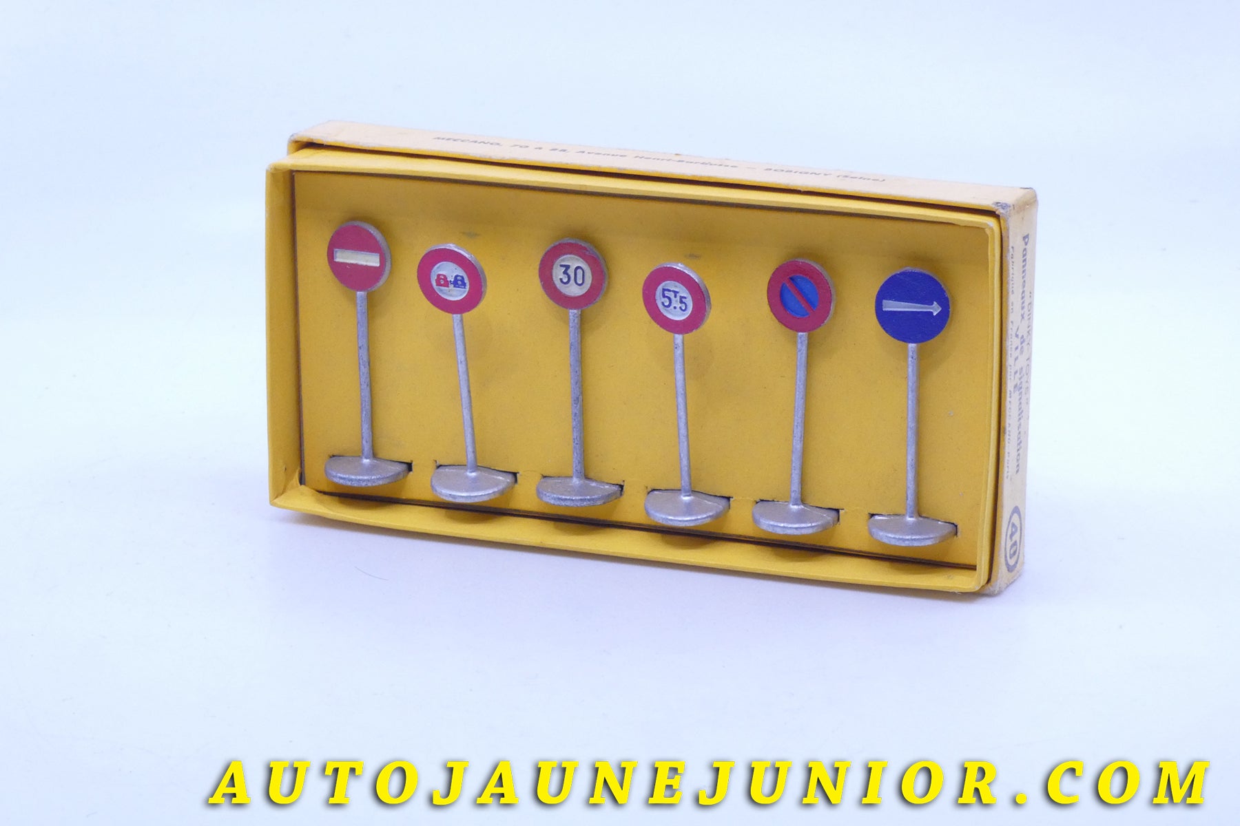 Le #3722 - Dinky Toys - Coffret - Panneaux de signalisation Ville est en vente sur Auto Jaune Junior ! Découvrez nos collections de diecast Minialuxe, CIJ, C-I-J, JRD, J-R-D,  Matchbox, Majorette… AutoJauneJunior.com : le site de vente en ligne et de partage pour les passionés de miniatures et collectionneurs de jouets anciens ! Des centaines de modèles en vente, et des nouveautés mises en ligne chaque jour à 21h00 !