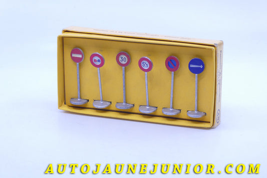 Le #3722 - Dinky Toys - Coffret - Panneaux de signalisation Ville est en vente sur Auto Jaune Junior ! Découvrez nos collections de diecast Minialuxe, CIJ, C-I-J, JRD, J-R-D,  Matchbox, Majorette… AutoJauneJunior.com : le site de vente en ligne et de partage pour les passionés de miniatures et collectionneurs de jouets anciens ! Des centaines de modèles en vente, et des nouveautés mises en ligne chaque jour à 21h00 !
