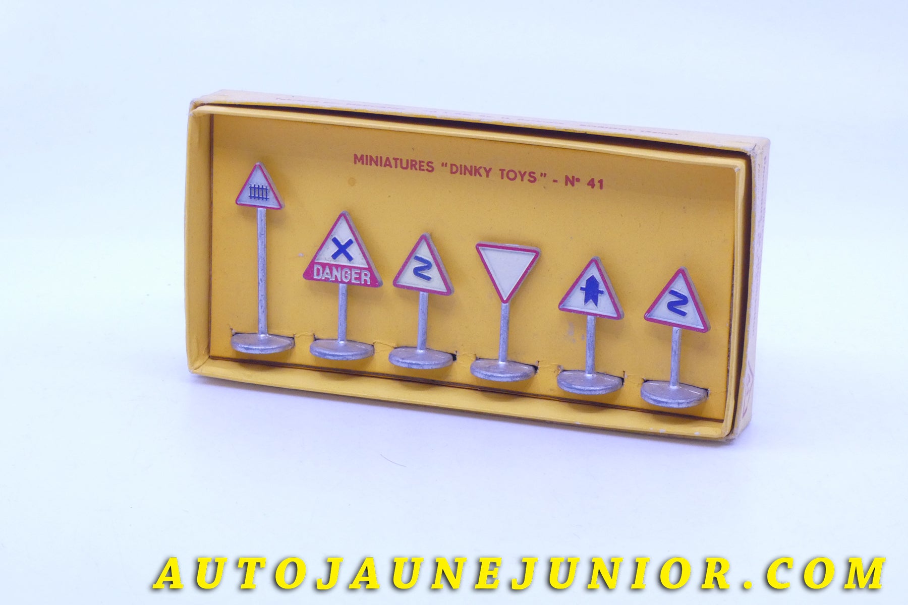 Le #3723 - Dinky Toys - Coffret - Panneaux de signalisation Route  est en vente sur Auto Jaune Junior ! Découvrez nos collections de diecast Minialuxe, CIJ, C-I-J, JRD, J-R-D,  Matchbox, Majorette… AutoJauneJunior.com : le site de vente en ligne et de partage pour les passionés de miniatures et collectionneurs de jouets anciens ! Des centaines de modèles en vente, et des nouveautés mises en ligne chaque jour à 21h00 !