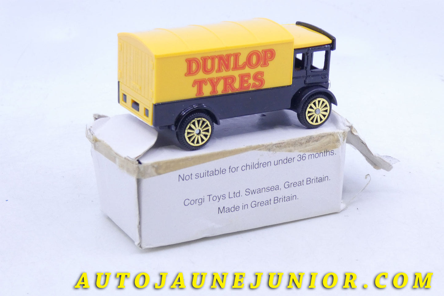 Le #3729 - Corgi Toys - AEC - Van "Dunlop Tyres" (Boitage promotionnel) est en vente sur Auto Jaune Junior ! Découvrez nos collections de diecast Minialuxe, CIJ, C-I-J, JRD, J-R-D,  Matchbox, Majorette… AutoJauneJunior.com : le site de vente en ligne et de partage pour les passionés de miniatures et collectionneurs de jouets anciens ! Des centaines de modèles en vente, et des nouveautés mises en ligne chaque jour à 21h00 !