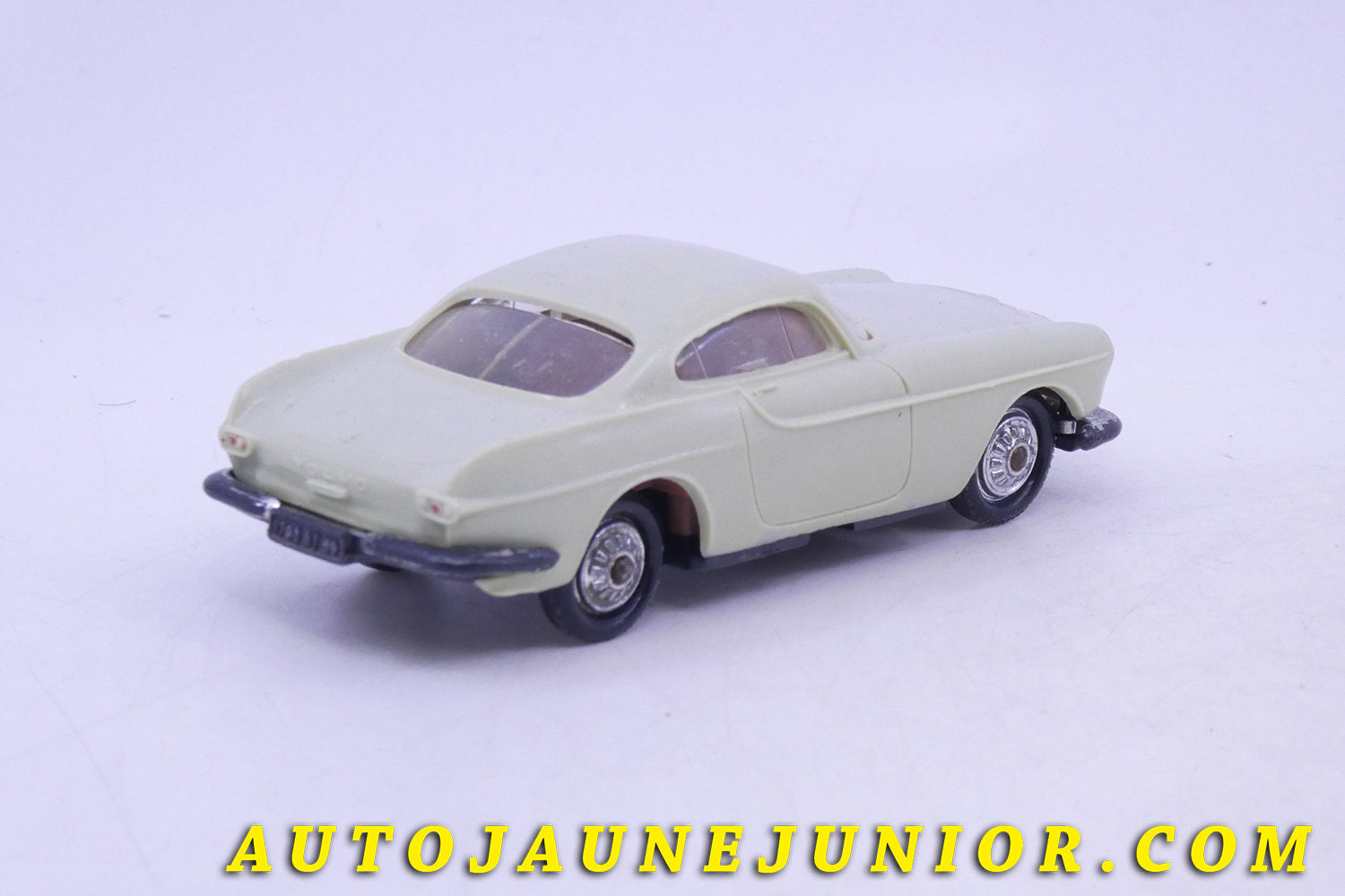Le Norev Volvo P1800 Coupé est en vente sur Auto Jaune Junior ! Découvrez nos collections de diecast Minialuxe, CIJ, C-I-J, JRD, J-R-D,  Matchbox, Majorette… AutoJaune Junior ; AutoJauneJunior.com : LE site de partage pour les passionés de miniatures et collectionneurs de jouets anciens ! 