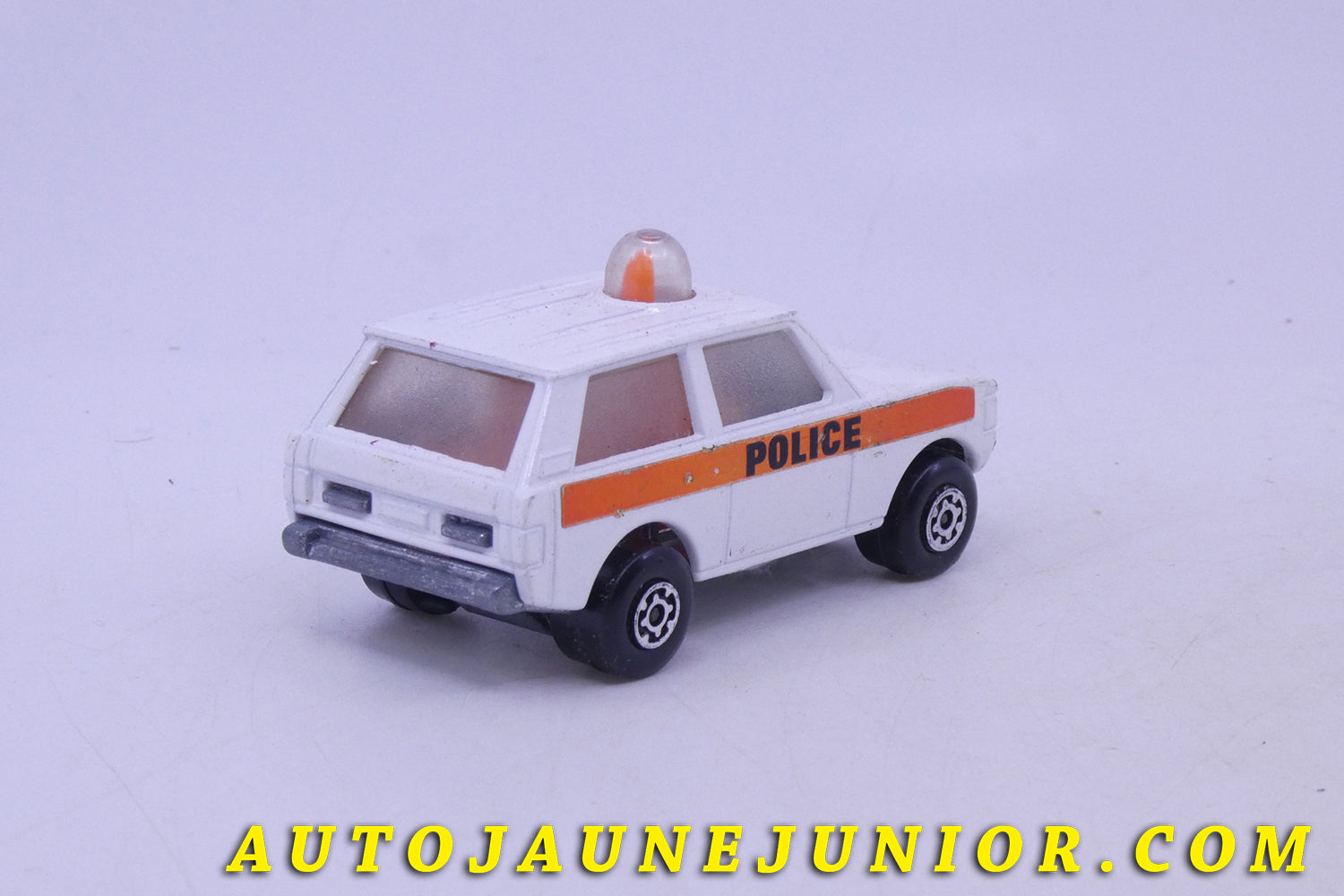 Le Matchbox Land-Rover Police Patrol est en vente sur Auto Jaune Junior ! Découvrez nos collections de diecast Minialuxe, CIJ, C-I-J, JRD, J-R-D,  Matchbox, Majorette… AutoJaune Junior ; AutoJauneJunior.com : LE site de partage pour les passionés de miniatures et collectionneurs de jouets anciens ! 