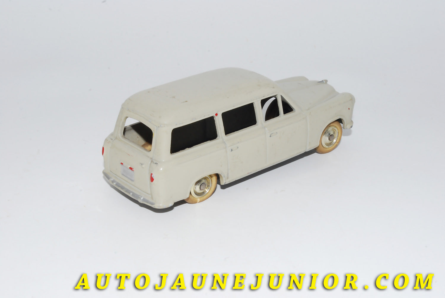 Le #4106 - C-I-J - Peugeot - 403 familiale est en vente sur Auto Jaune Junior ! Découvrez nos collections de diecast Minialuxe, CIJ, C-I-J, JRD, J-R-D,  Matchbox, Majorette… AutoJauneJunior.com : le site de vente en ligne et de partage pour les passionés de miniatures et collectionneurs de jouets anciens ! Des centaines de modèles en vente, et des nouveautés mises en ligne chaque jour à 21h00 !