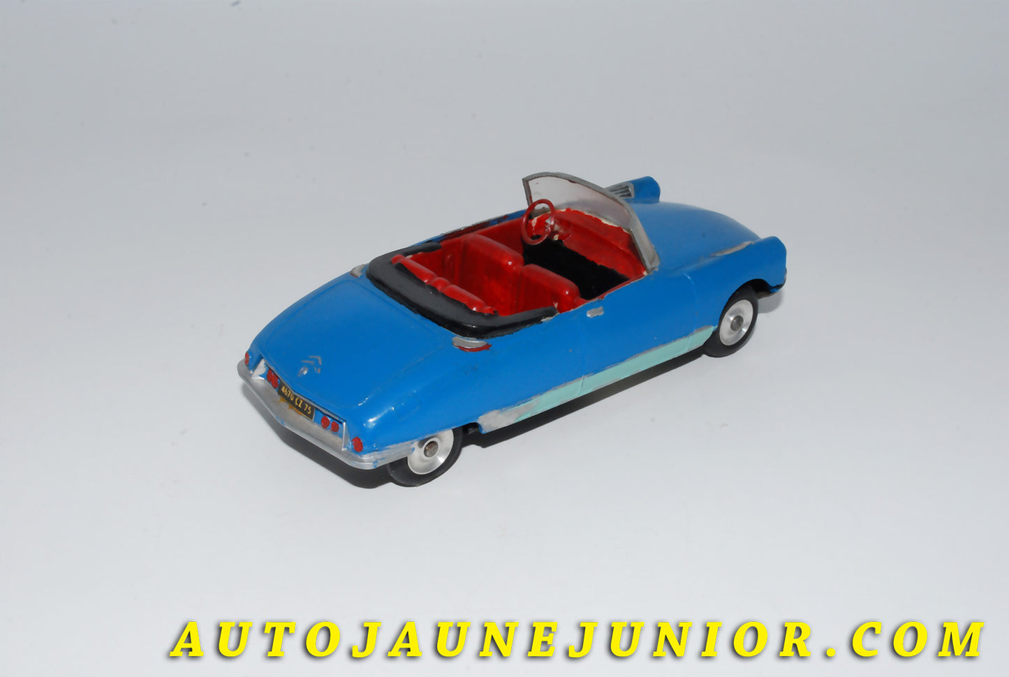 Le #4127 - JRD - Citroën - DS 19 est en vente sur Auto Jaune Junior ! Découvrez nos collections de diecast Minialuxe, CIJ, C-I-J, JRD, J-R-D,  Matchbox, Majorette… AutoJauneJunior.com : le site de vente en ligne et de partage pour les passionés de miniatures et collectionneurs de jouets anciens ! Des centaines de modèles en vente, et des nouveautés mises en ligne chaque jour à 21h00 !