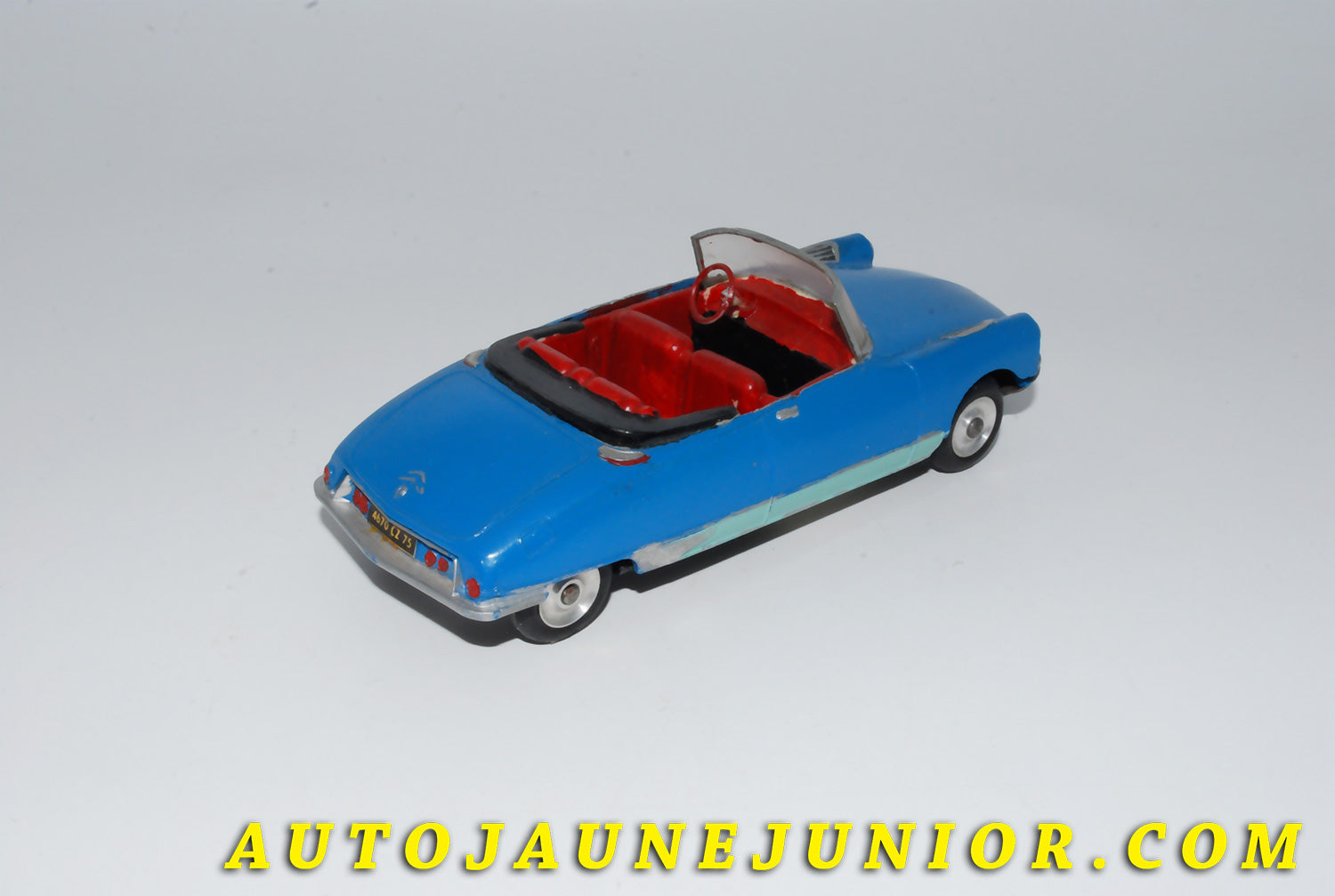 Le #4127 - JRD - Citroën - DS 19 est en vente sur Auto Jaune Junior ! Découvrez nos collections de diecast Minialuxe, CIJ, C-I-J, JRD, J-R-D,  Matchbox, Majorette… AutoJauneJunior.com : le site de vente en ligne et de partage pour les passionés de miniatures et collectionneurs de jouets anciens ! Des centaines de modèles en vente, et des nouveautés mises en ligne chaque jour à 21h00 !
