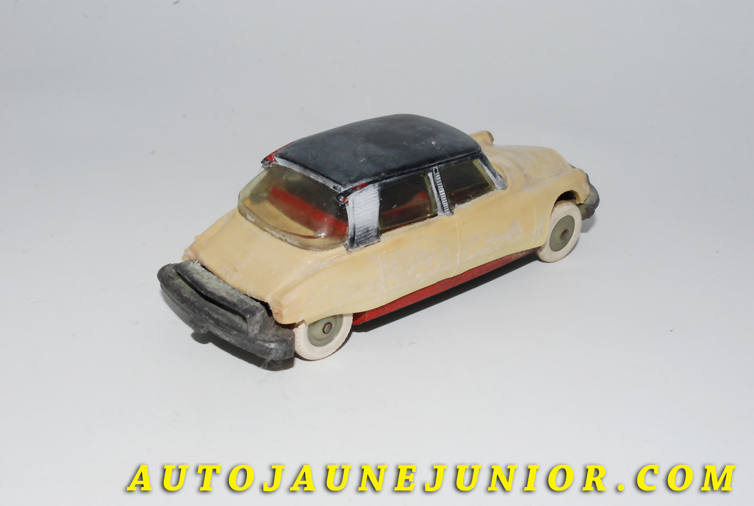 Le #4129 - JEP - Citroën - DS 19 est en vente sur Auto Jaune Junior ! Découvrez nos collections de diecast Minialuxe, CIJ, C-I-J, JRD, J-R-D,  Matchbox, Majorette… AutoJauneJunior.com : le site de vente en ligne et de partage pour les passionés de miniatures et collectionneurs de jouets anciens ! Des centaines de modèles en vente, et des nouveautés mises en ligne chaque jour à 21h00 !