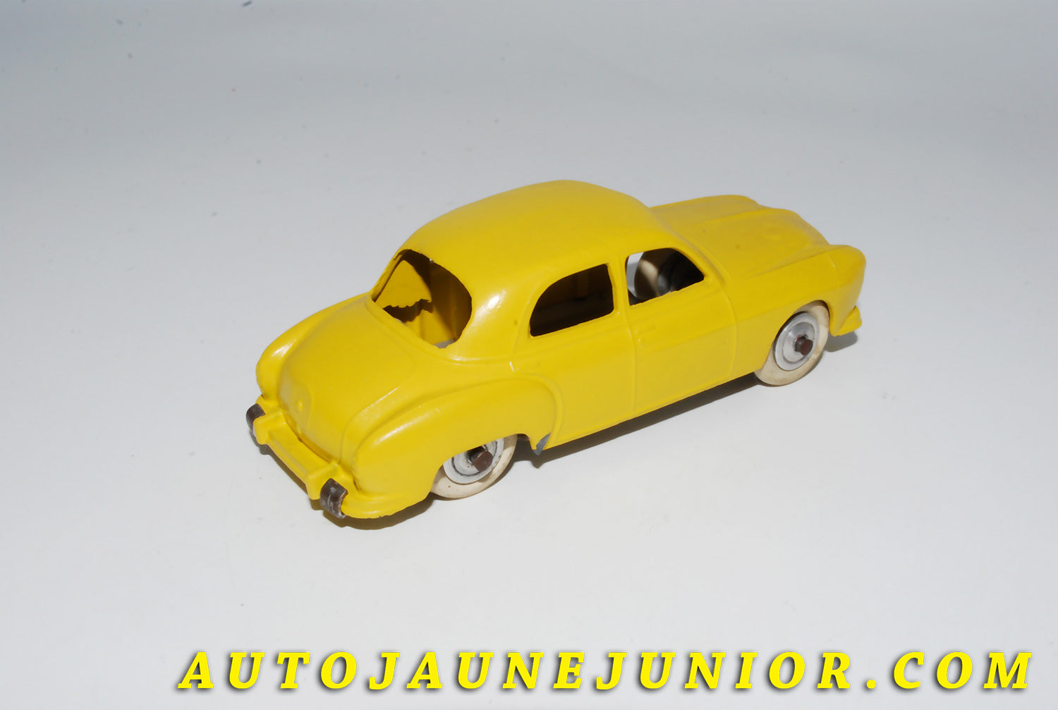 Le #4159 - C-I-J - Renault - Frégate calandre à barres est en vente sur Auto Jaune Junior ! Découvrez nos collections de diecast Minialuxe, CIJ, C-I-J, JRD, J-R-D,  Matchbox, Majorette… AutoJauneJunior.com : le site de vente en ligne et de partage pour les passionés de miniatures et collectionneurs de jouets anciens ! Des centaines de modèles en vente, et des nouveautés mises en ligne chaque jour à 21h00 !