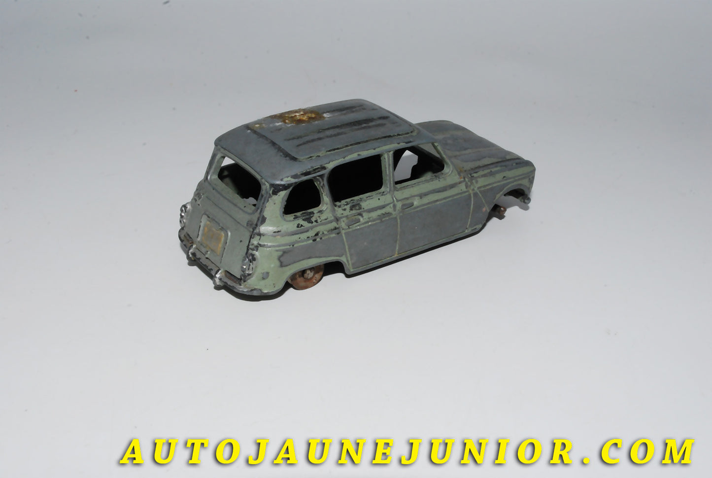 Le #4160 - Dinky Toys - Renault - 4 L Junior  est en vente sur Auto Jaune Junior ! Découvrez nos collections de diecast Minialuxe, CIJ, C-I-J, JRD, J-R-D,  Matchbox, Majorette… AutoJauneJunior.com : le site de vente en ligne et de partage pour les passionés de miniatures et collectionneurs de jouets anciens ! Des centaines de modèles en vente, et des nouveautés mises en ligne chaque jour à 21h00 !
