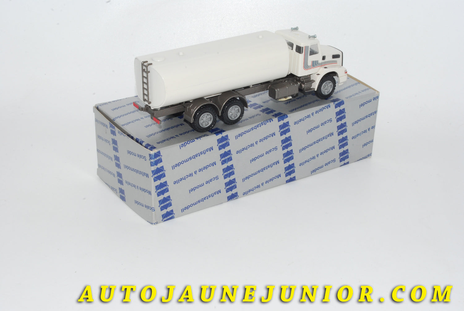 Le #4231 - Conrad - Volvo - Camion Citerne NL 10 Turbo est en vente sur Auto Jaune Junior ! Découvrez nos collections de diecast Minialuxe, CIJ, C-I-J, JRD, J-R-D,  Matchbox, Majorette… AutoJauneJunior.com : le site de vente en ligne et de partage pour les passionés de miniatures et collectionneurs de jouets anciens ! Des centaines de modèles en vente, et des nouveautés mises en ligne chaque jour à 21h00 !