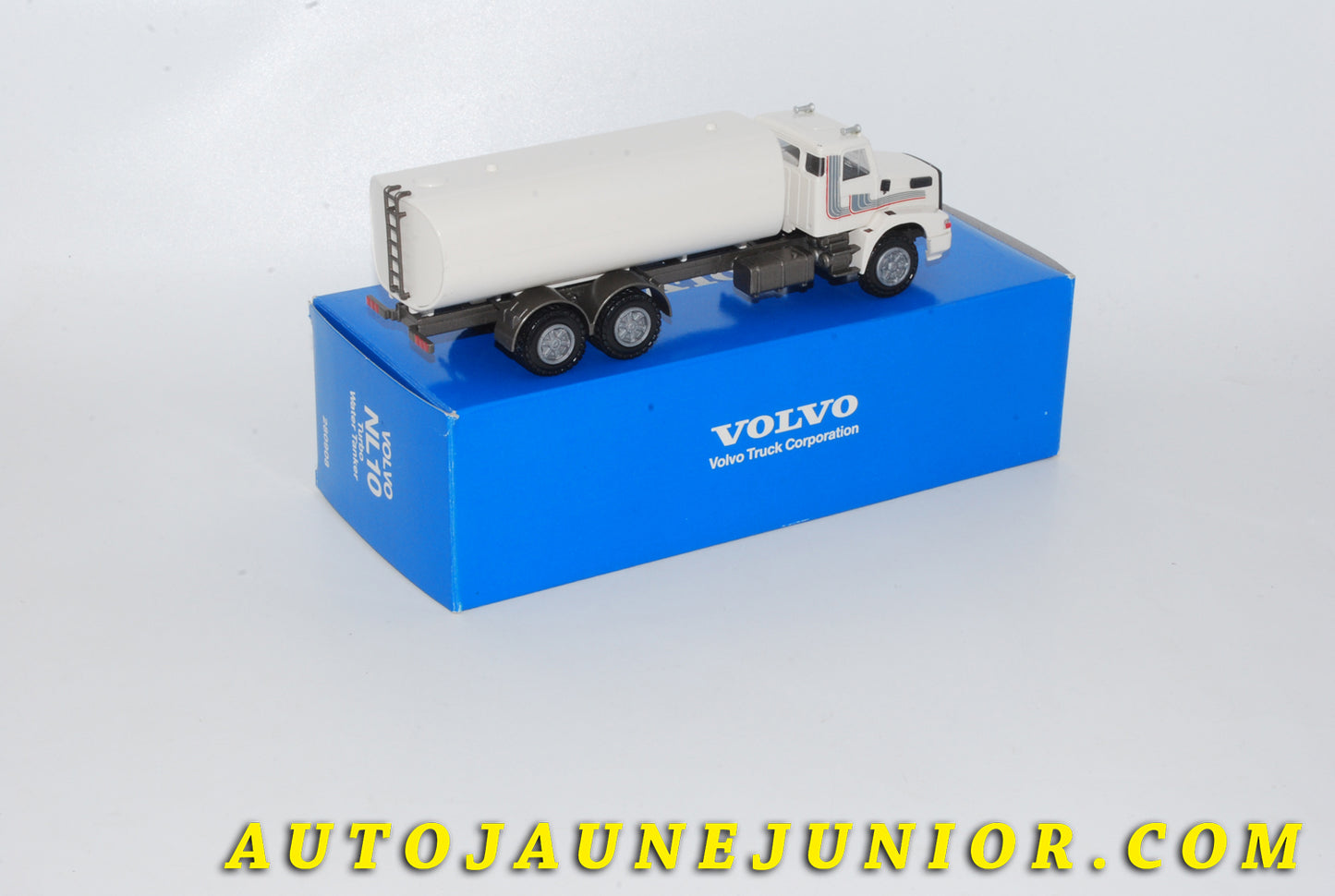 Le #4277 - Conrad - Volvo - Camion Citerne NL10 Turbo Water Tanker (Promotionnel) est en vente sur Auto Jaune Junior ! Découvrez nos collections de diecast Minialuxe, CIJ, C-I-J, JRD, J-R-D,  Matchbox, Majorette… AutoJauneJunior.com : le site de vente en ligne et de partage pour les passionés de miniatures et collectionneurs de jouets anciens ! Des centaines de modèles en vente, et des nouveautés mises en ligne chaque jour à 21h00 !