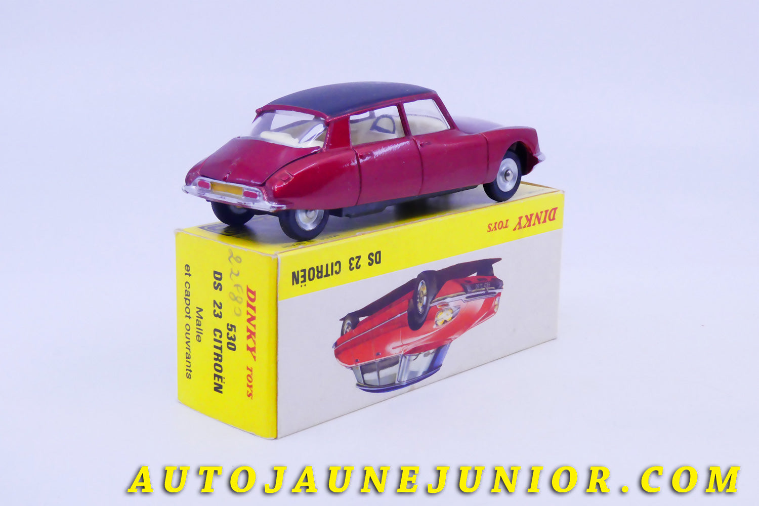 Le #4303 - Dinky Toys - Citroën - DS 23 (DS 21 adapté fabriquée en Espagne) est en vente sur Auto Jaune Junior ! Découvrez nos collections de diecast Minialuxe, CIJ, C-I-J, JRD, J-R-D,  Matchbox, Majorette… AutoJauneJunior.com : le site de vente en ligne et de partage pour les passionés de miniatures et collectionneurs de jouets anciens ! Des centaines de modèles en vente, et des nouveautés mises en ligne chaque jour à 21h00 !