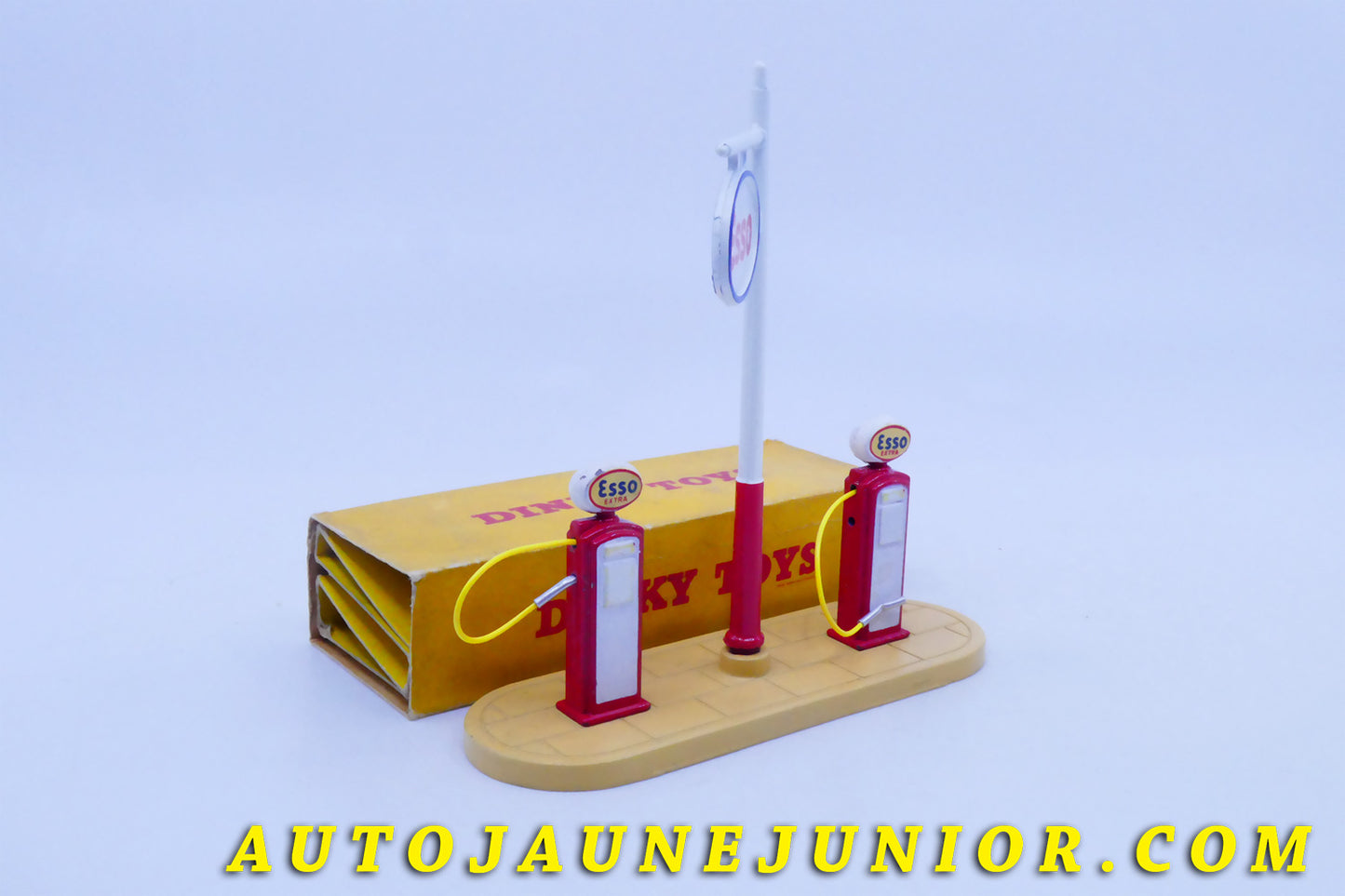 Le #4319 - Dinky Toys - ESSO  - îlot avec deux pompes Esso est en vente sur Auto Jaune Junior ! Découvrez nos collections de diecast Minialuxe, CIJ, C-I-J, JRD, J-R-D,  Matchbox, Majorette… AutoJauneJunior.com : le site de vente en ligne et de partage pour les passionés de miniatures et collectionneurs de jouets anciens ! Des centaines de modèles en vente, et des nouveautés mises en ligne chaque jour à 21h00 !